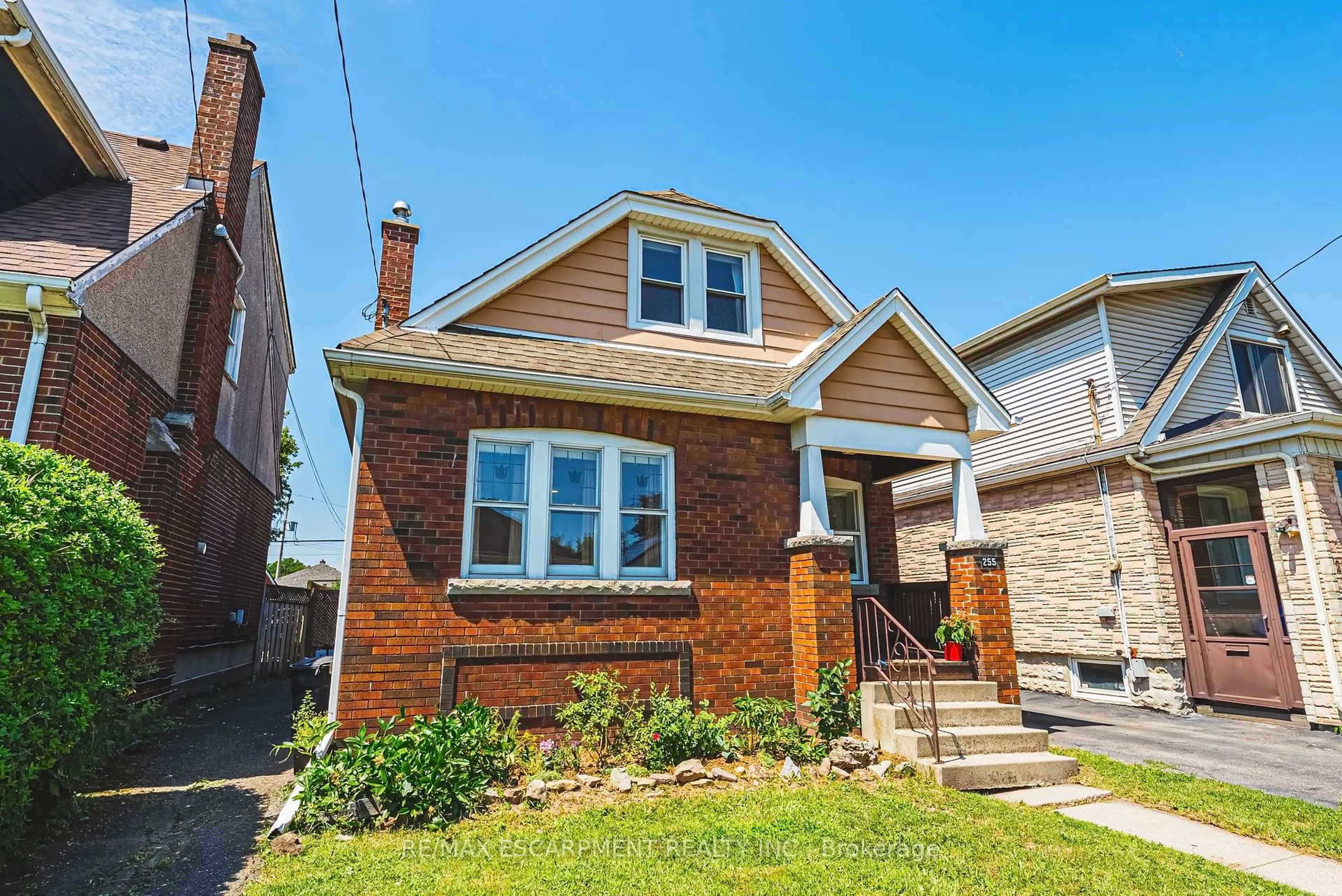Home with brick exterior material, street for 255 Weir St, Hamilton Ontario L8H 5G2