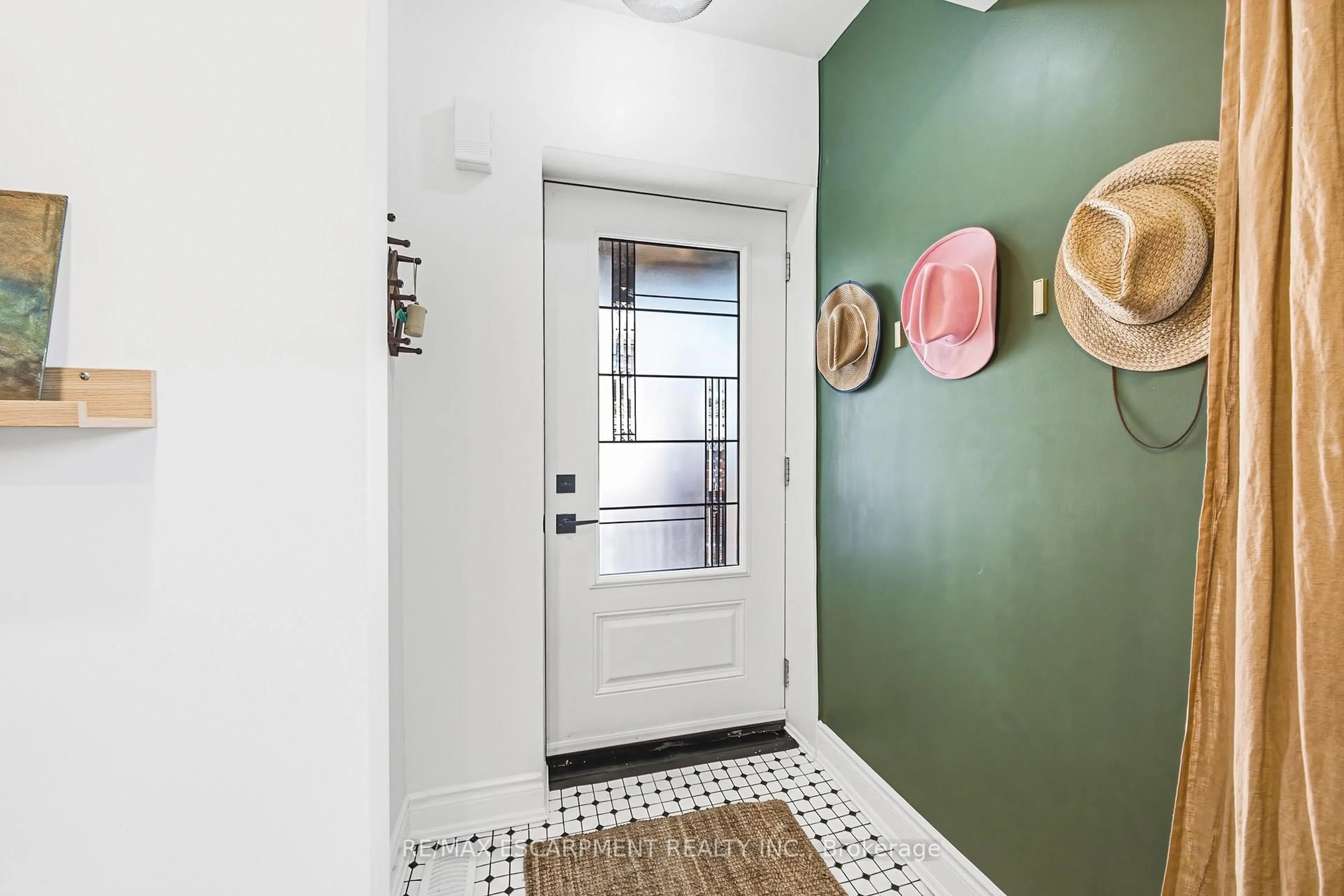 Indoor entryway for 255 Weir St, Hamilton Ontario L8H 5G2