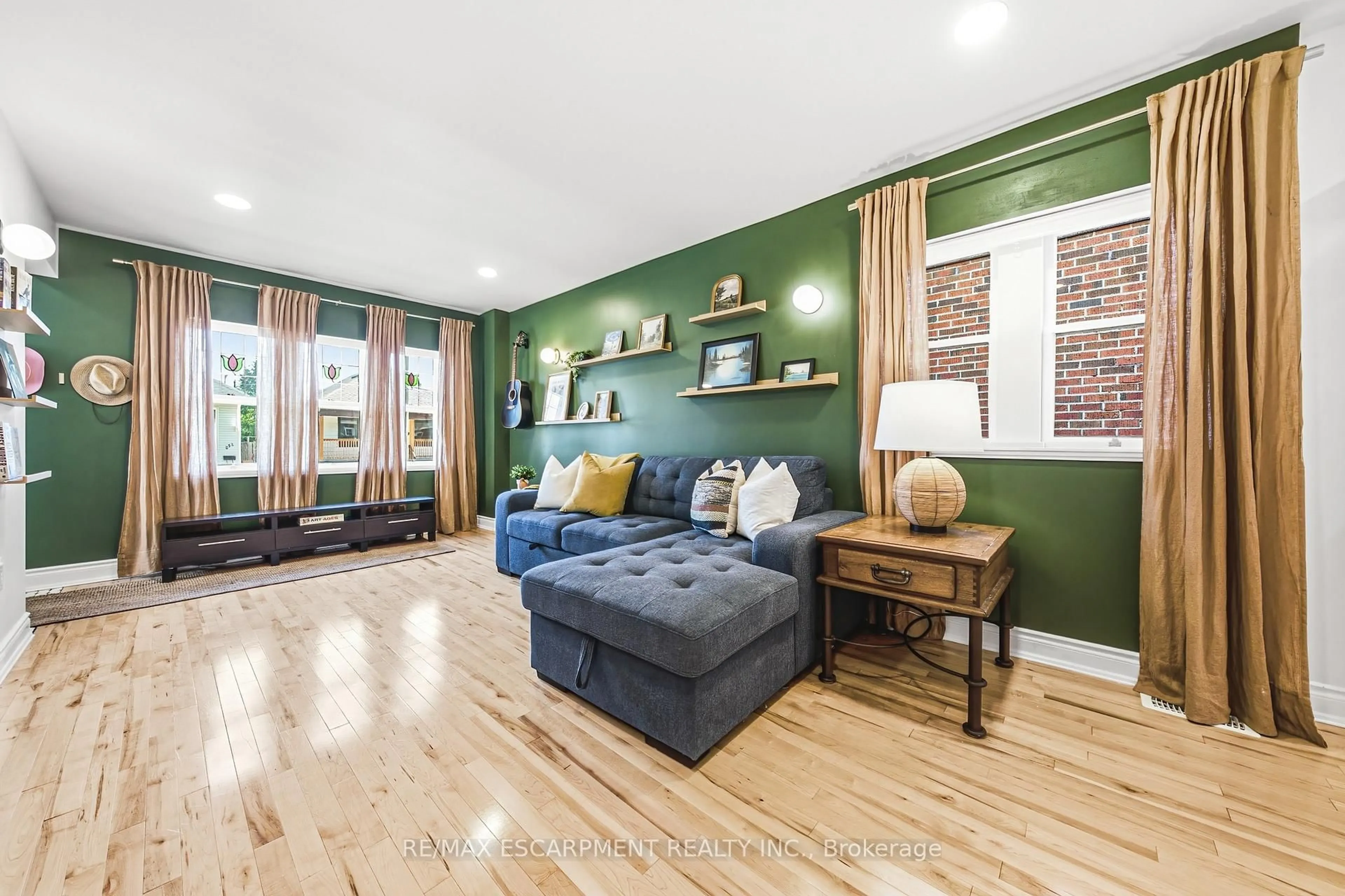 Living room with furniture, wood/laminate floor for 255 Weir St, Hamilton Ontario L8H 5G2
