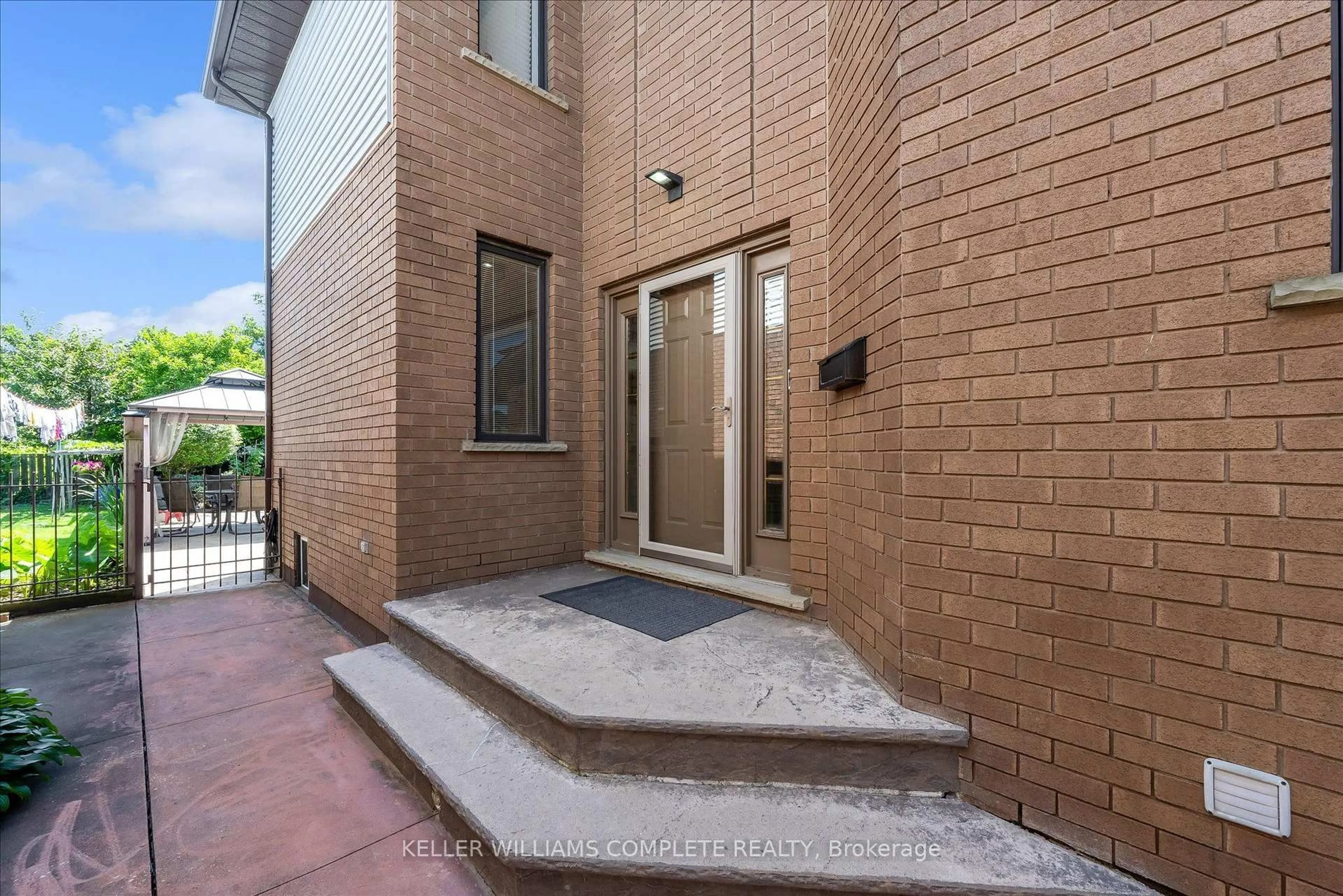 Unknown for 847 West 5th St, Hamilton Ontario L9C 5R4