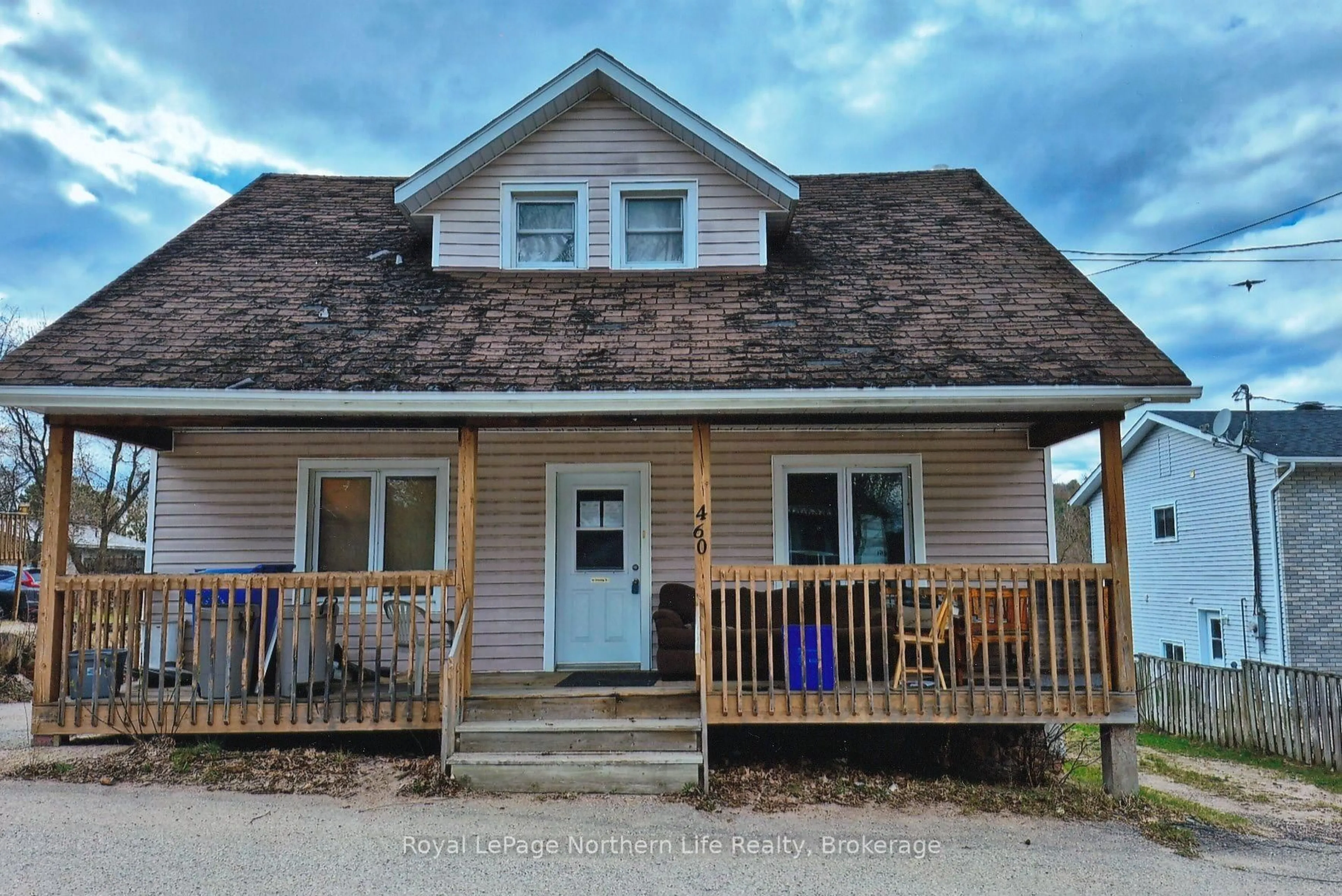 Home with vinyl exterior material, street for 460 EARL St, Mattawa Ontario P0H 1V0