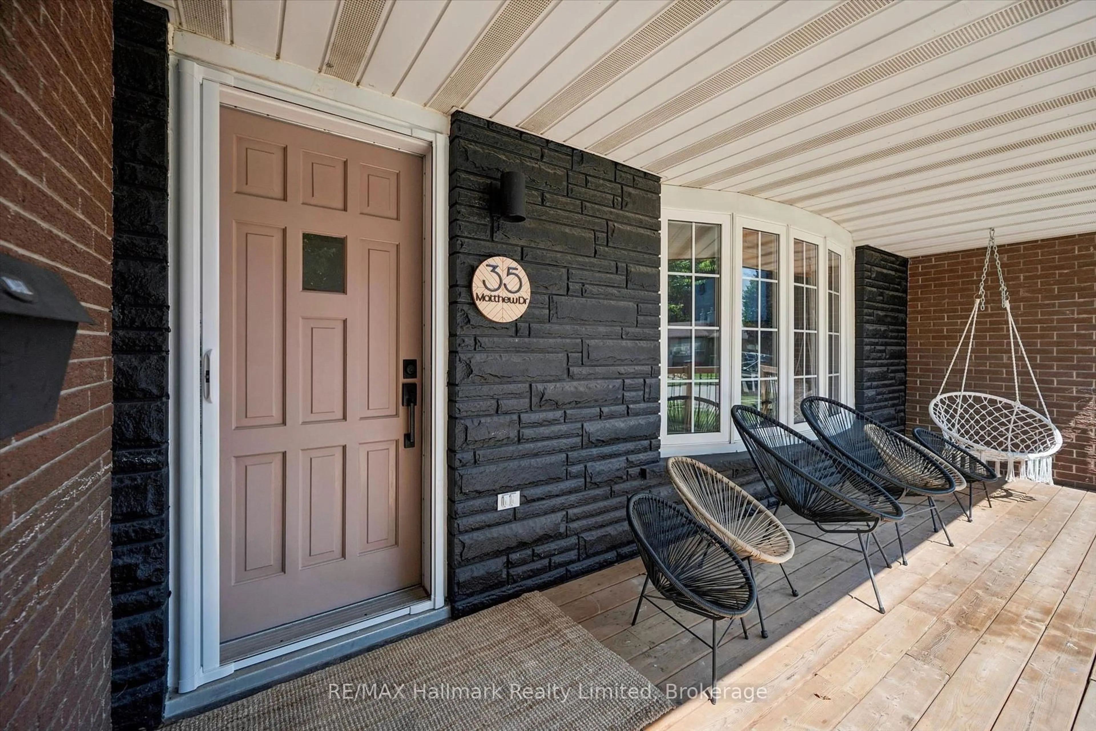 Indoor entryway for 35 Matthew Dr, Guelph Ontario N1H 7S7