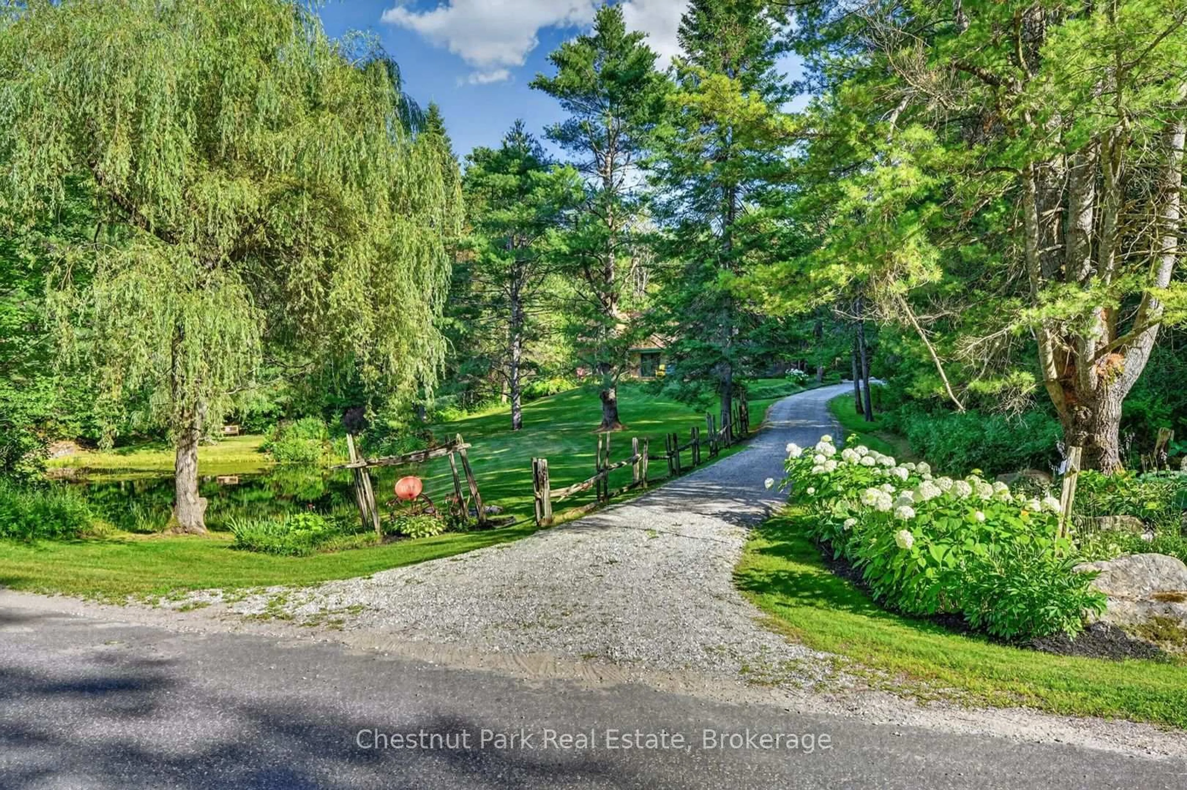 A pic from outside/outdoor area/front of a property/back of a property/a pic from drone, unknown for 1212 Kirk Line, Bracebridge Ontario P1L 0A1
