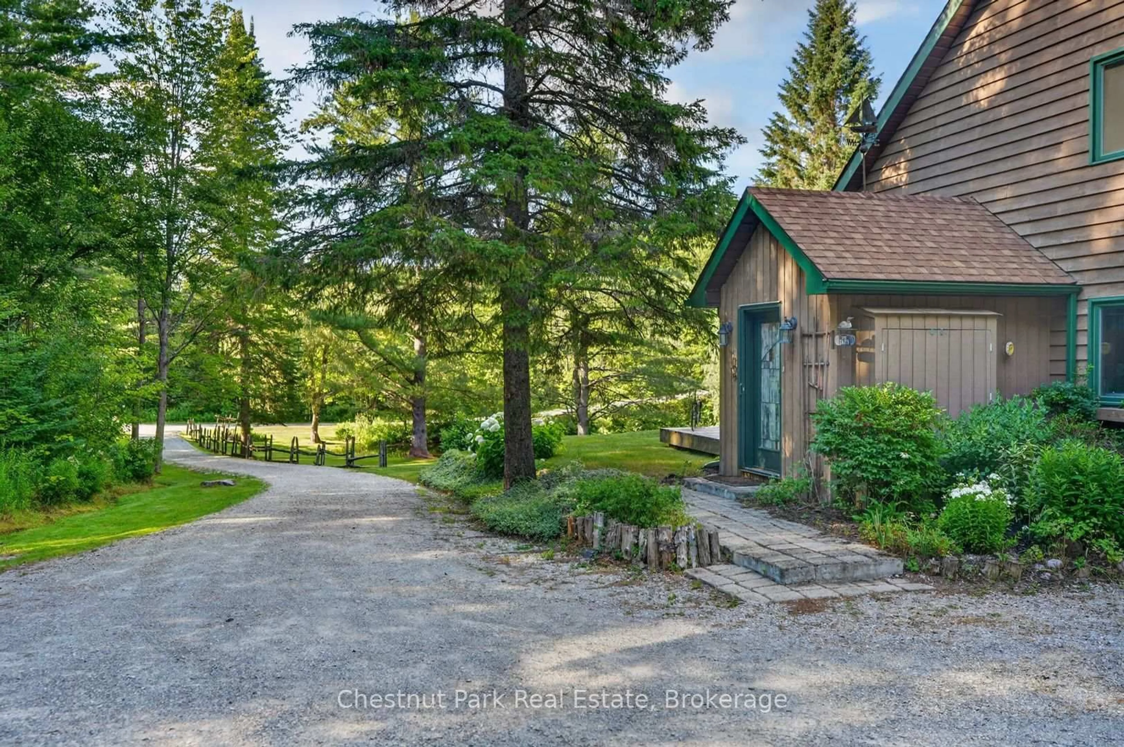 A pic from outside/outdoor area/front of a property/back of a property/a pic from drone, unknown for 1212 Kirk Line, Bracebridge Ontario P1L 0A1