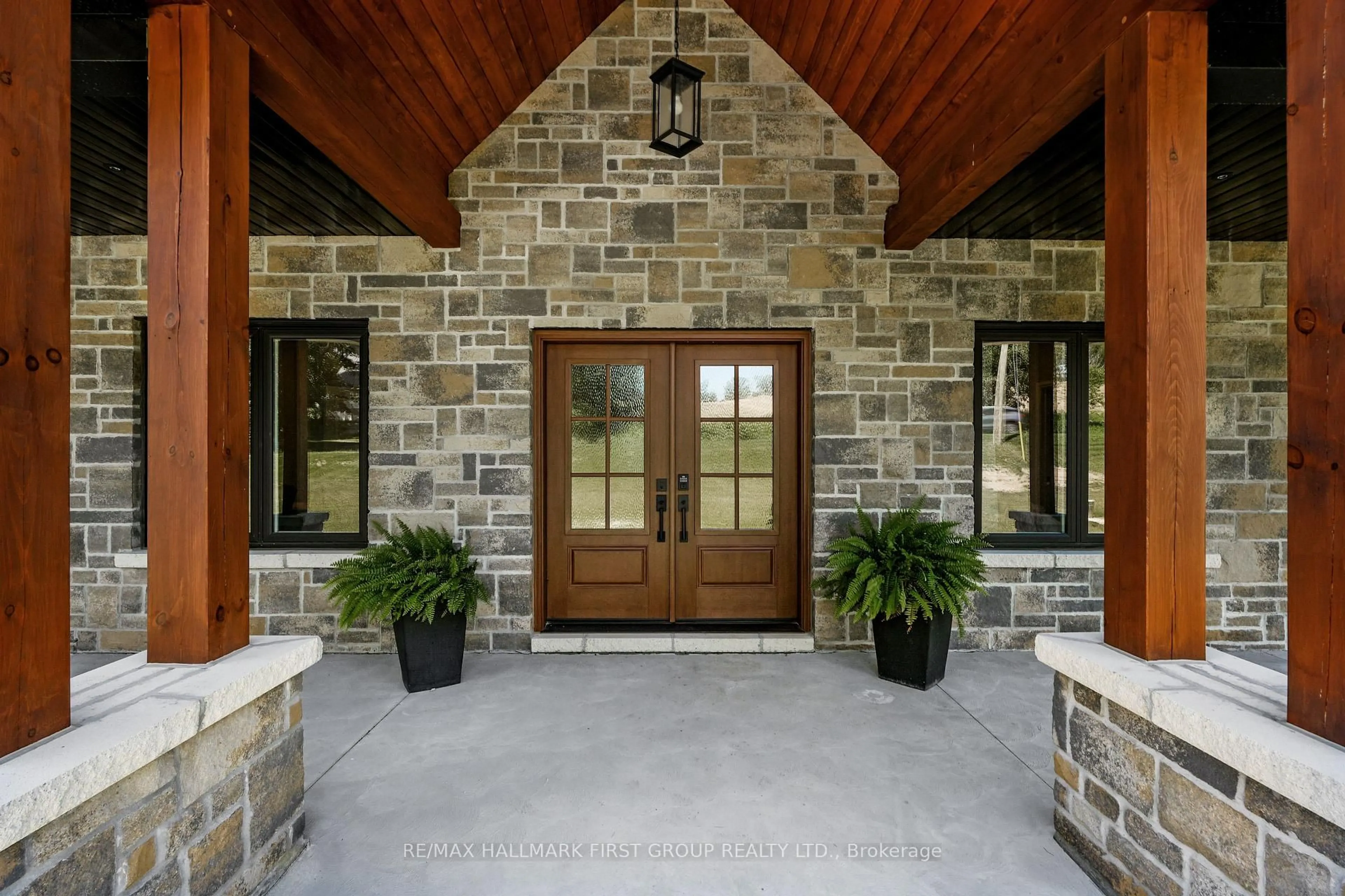 Indoor entryway for 3922 Kennedy Rd, Hamilton Township Ontario K9A 4J7