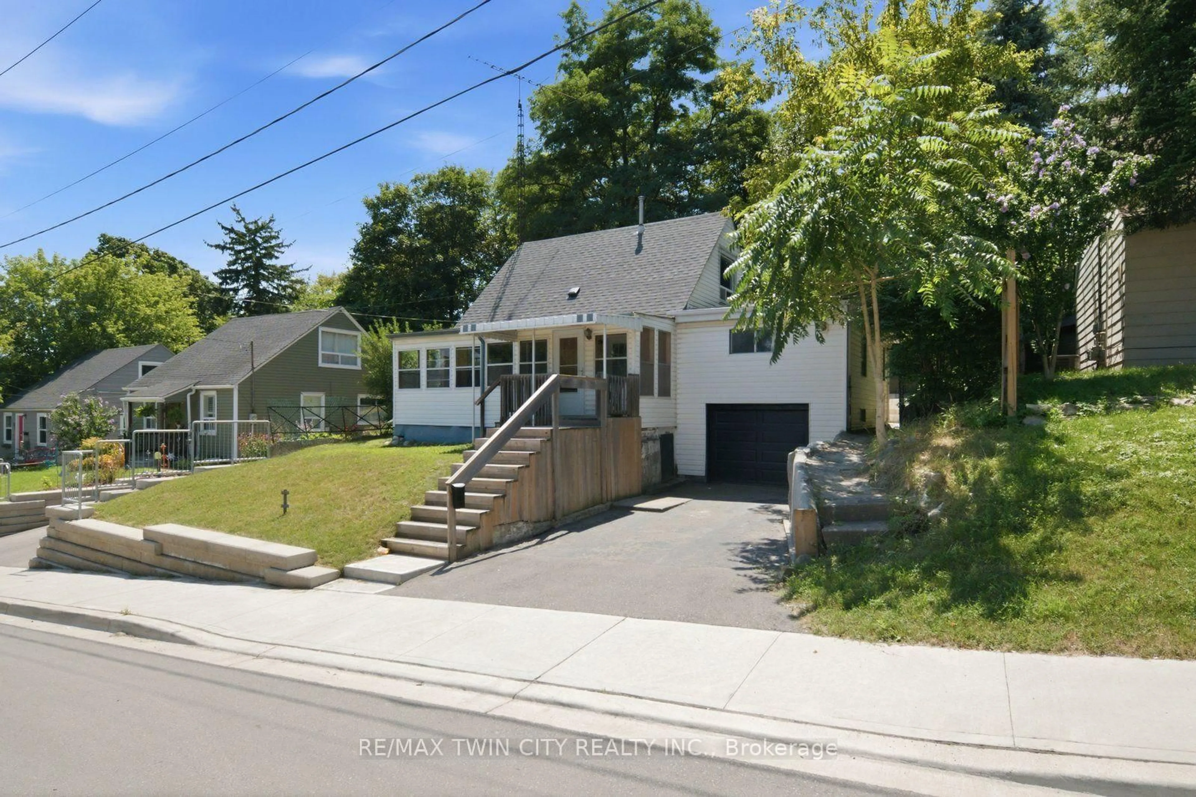 A pic from outside/outdoor area/front of a property/back of a property/a pic from drone, street for 42 Dundas St, Brantford Ontario N3R 1R5