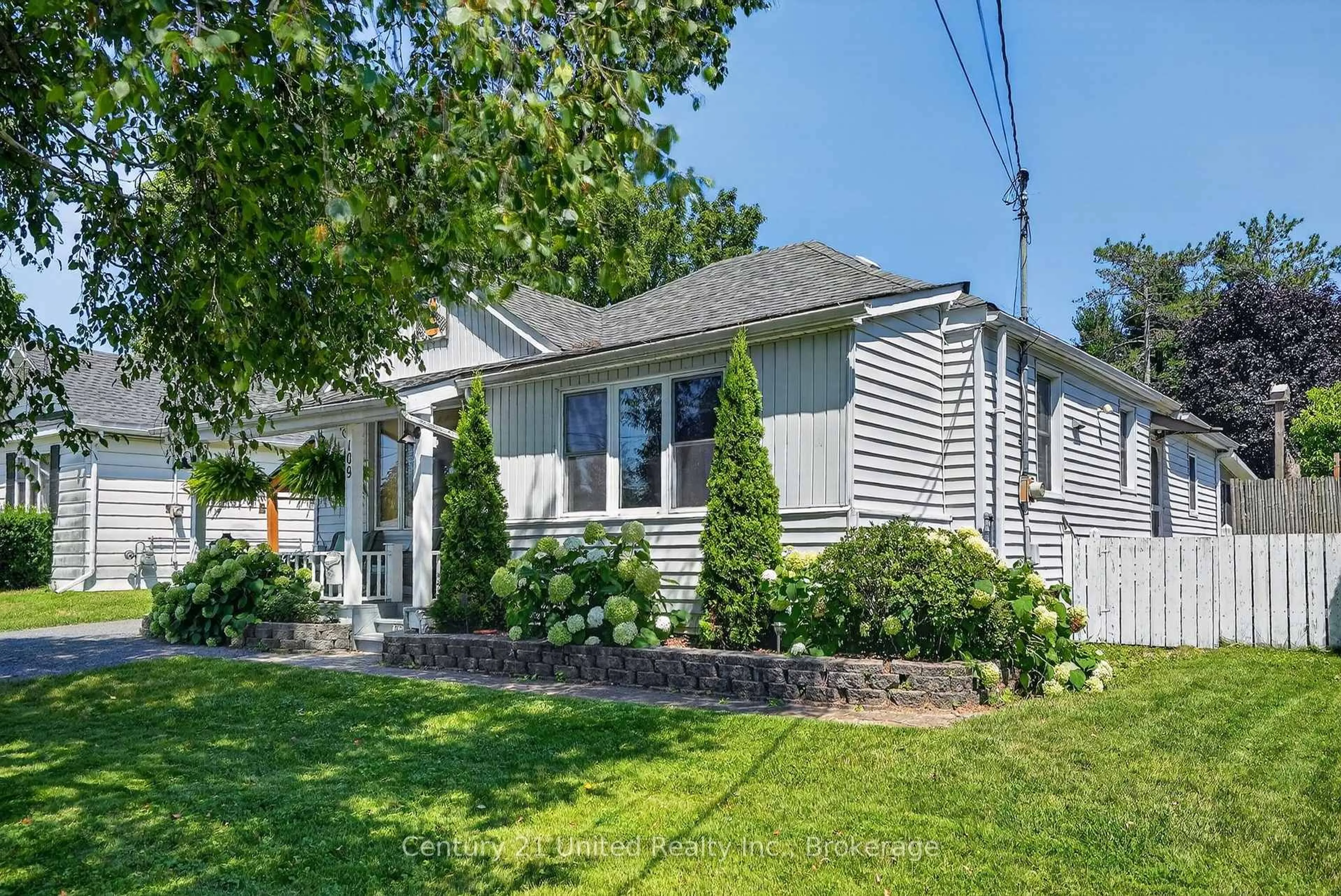 Home with vinyl exterior material, street for 109 Elgin St, Port Hope Ontario L1A 2L9