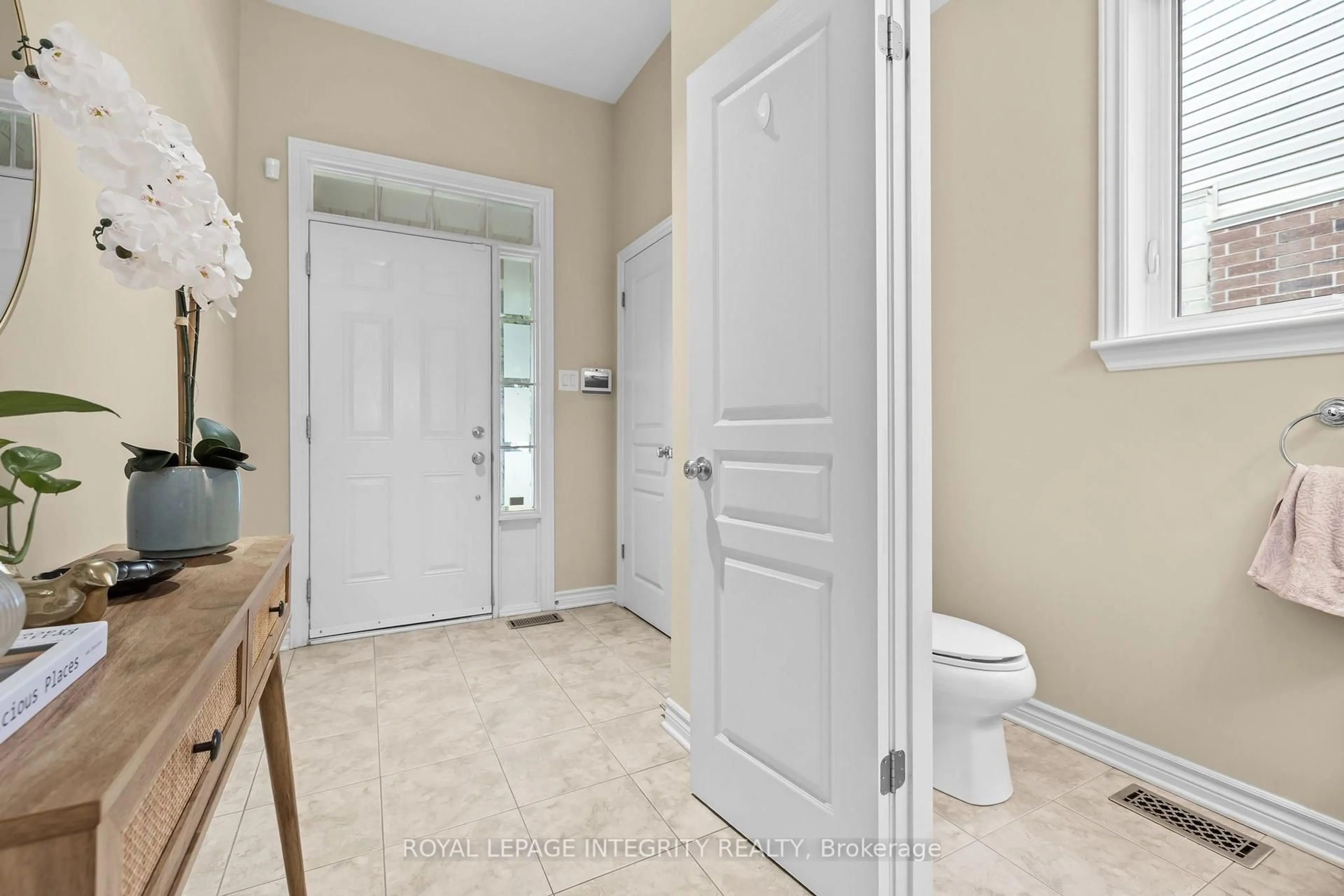 Indoor entryway for 280 Keyrock Dr, Kanata Ontario K2T 0G1