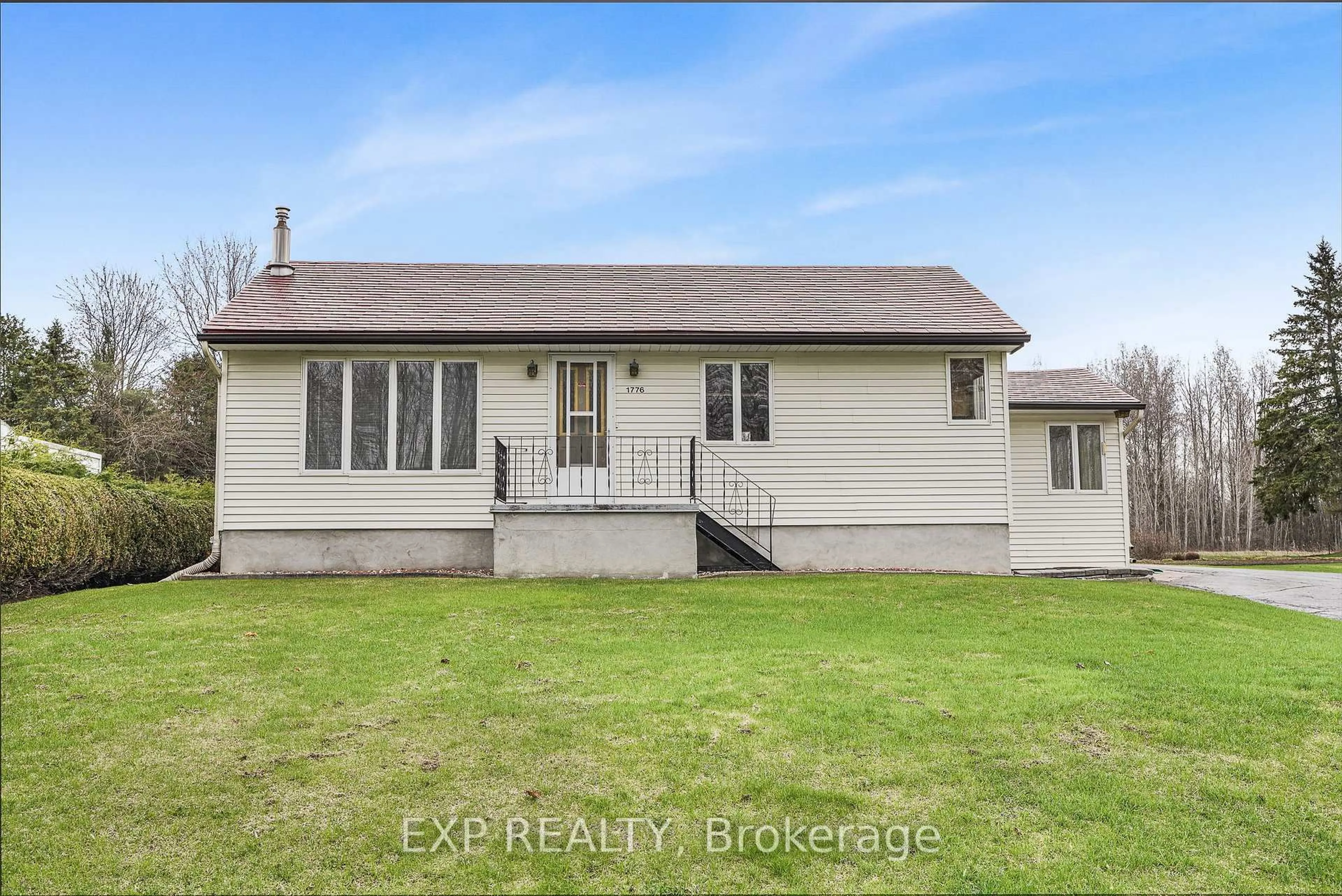 A pic from outside/outdoor area/front of a property/back of a property/a pic from drone, building for 1776 Labonte St, Clarence-Rockland Ontario K0A 1N0