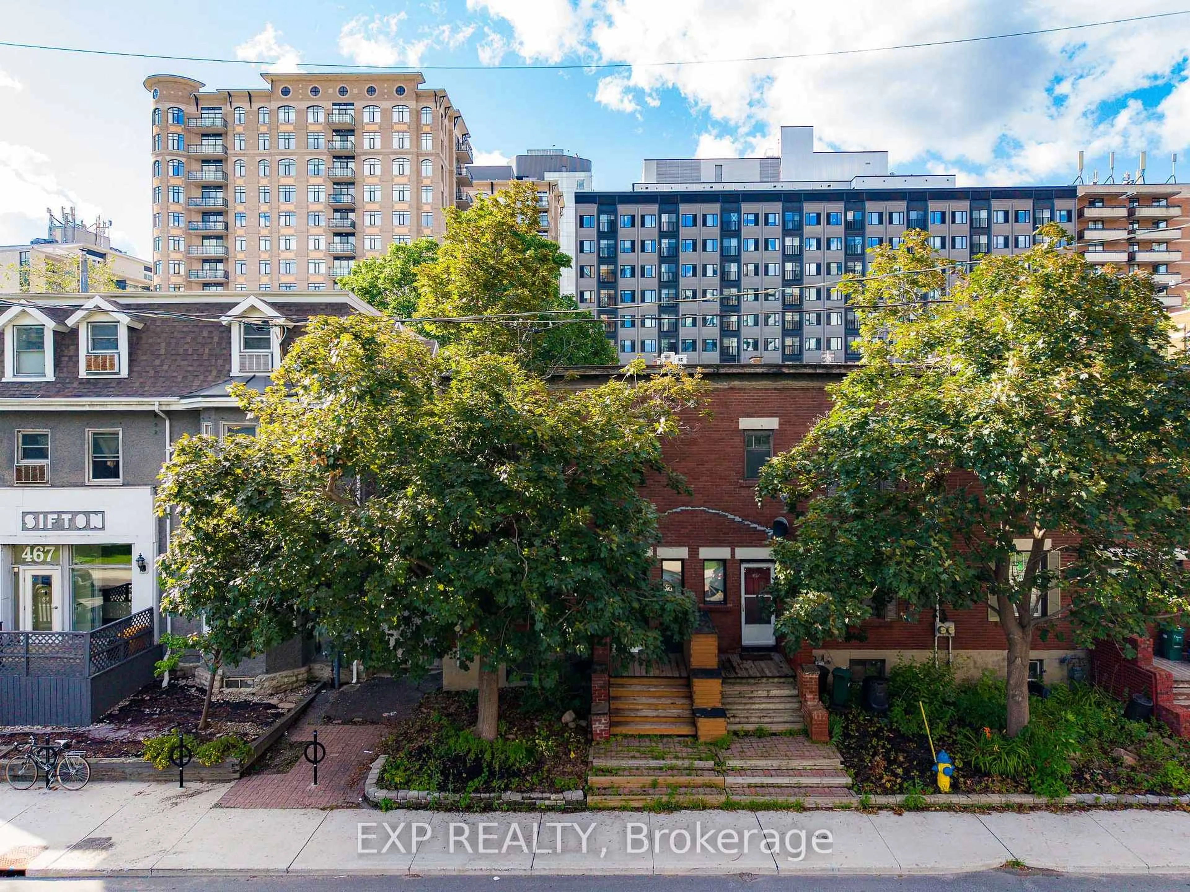 A pic from outside/outdoor area/front of a property/back of a property/a pic from drone, city buildings view from balcony for 463 Slater St, Ottawa Ontario K1R 5C2
