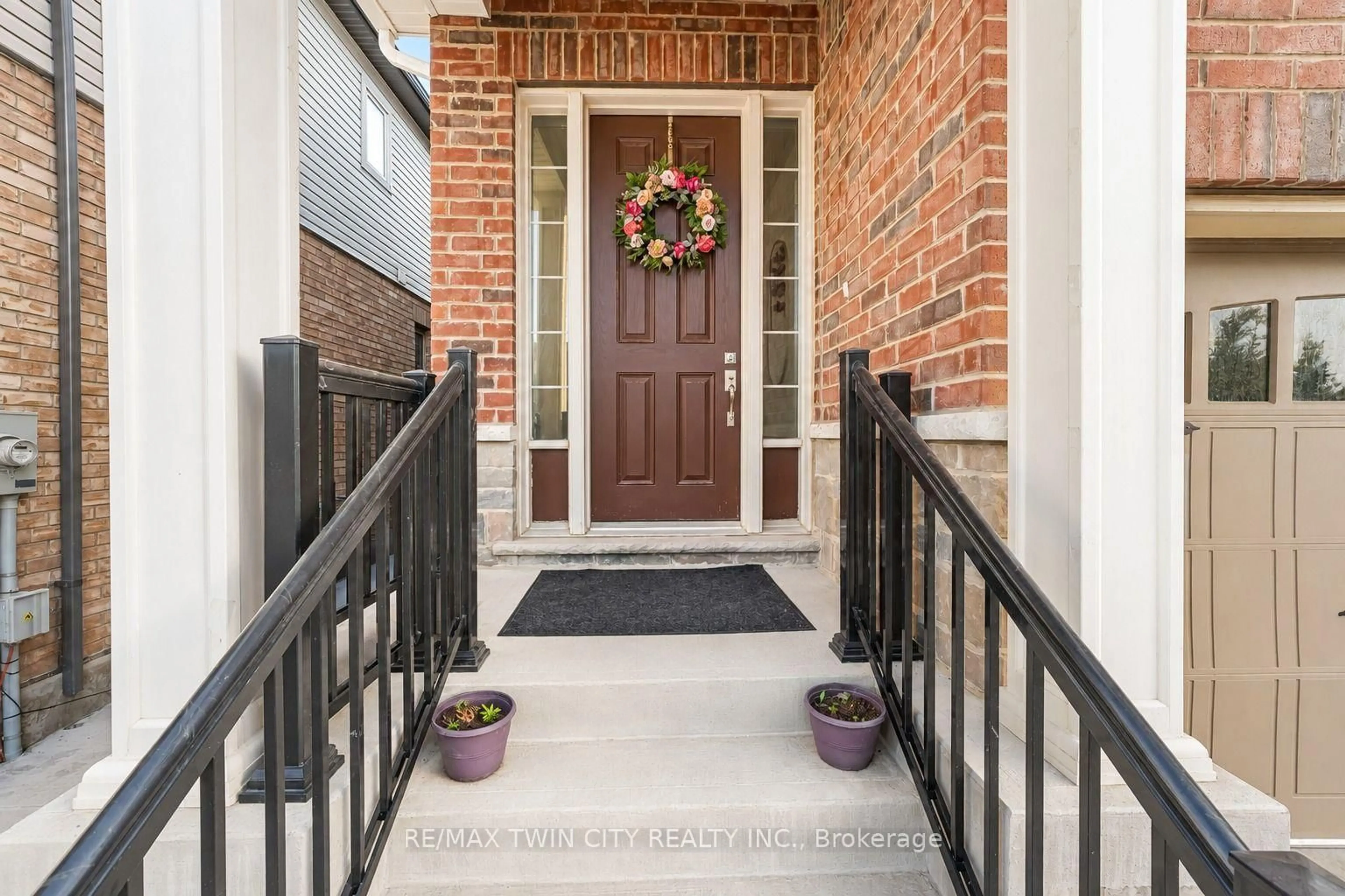 Indoor entryway for 106 HALDIMAND St, Kitchener Ontario N2R 0R2