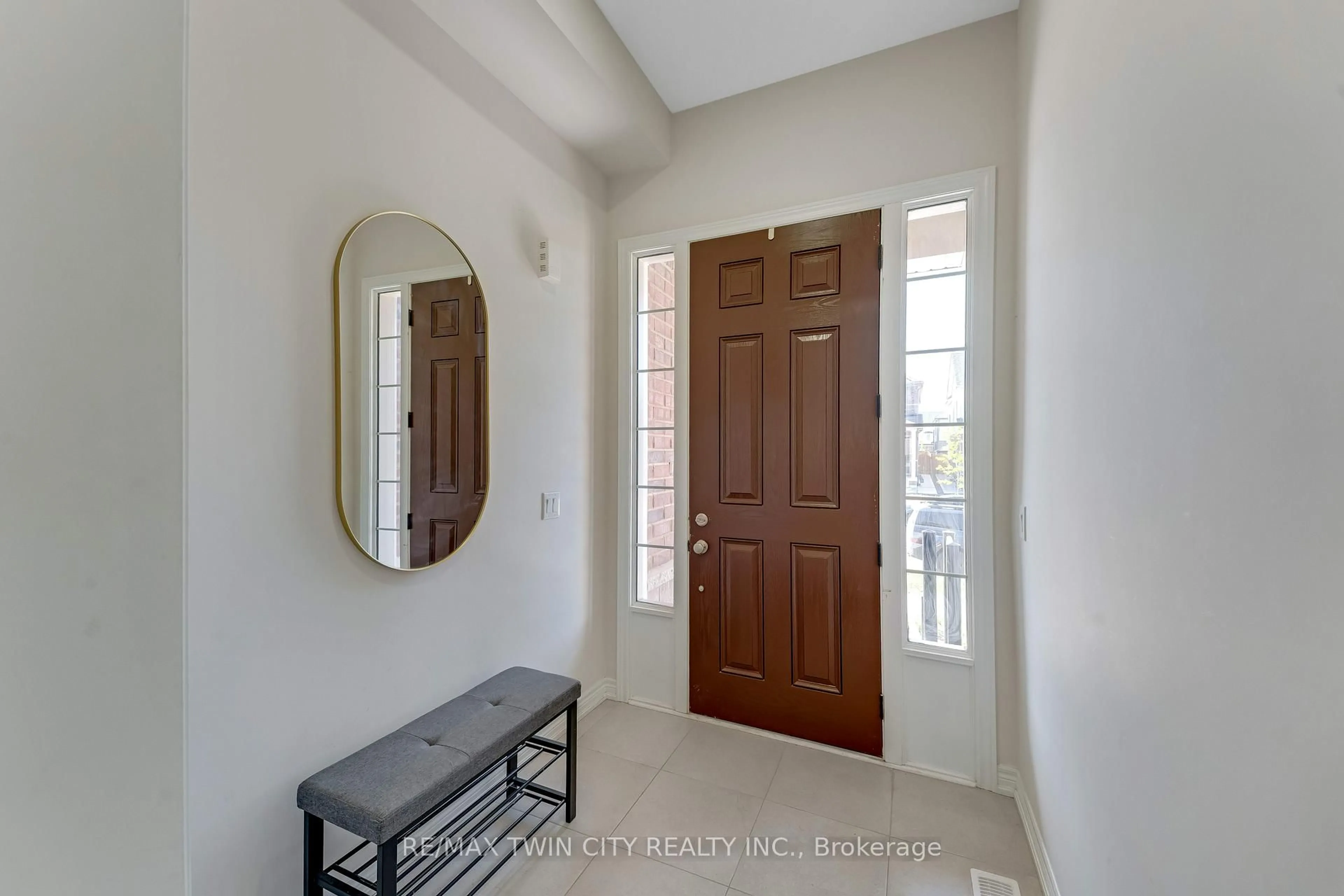 Indoor entryway for 106 HALDIMAND St, Kitchener Ontario N2R 0R2