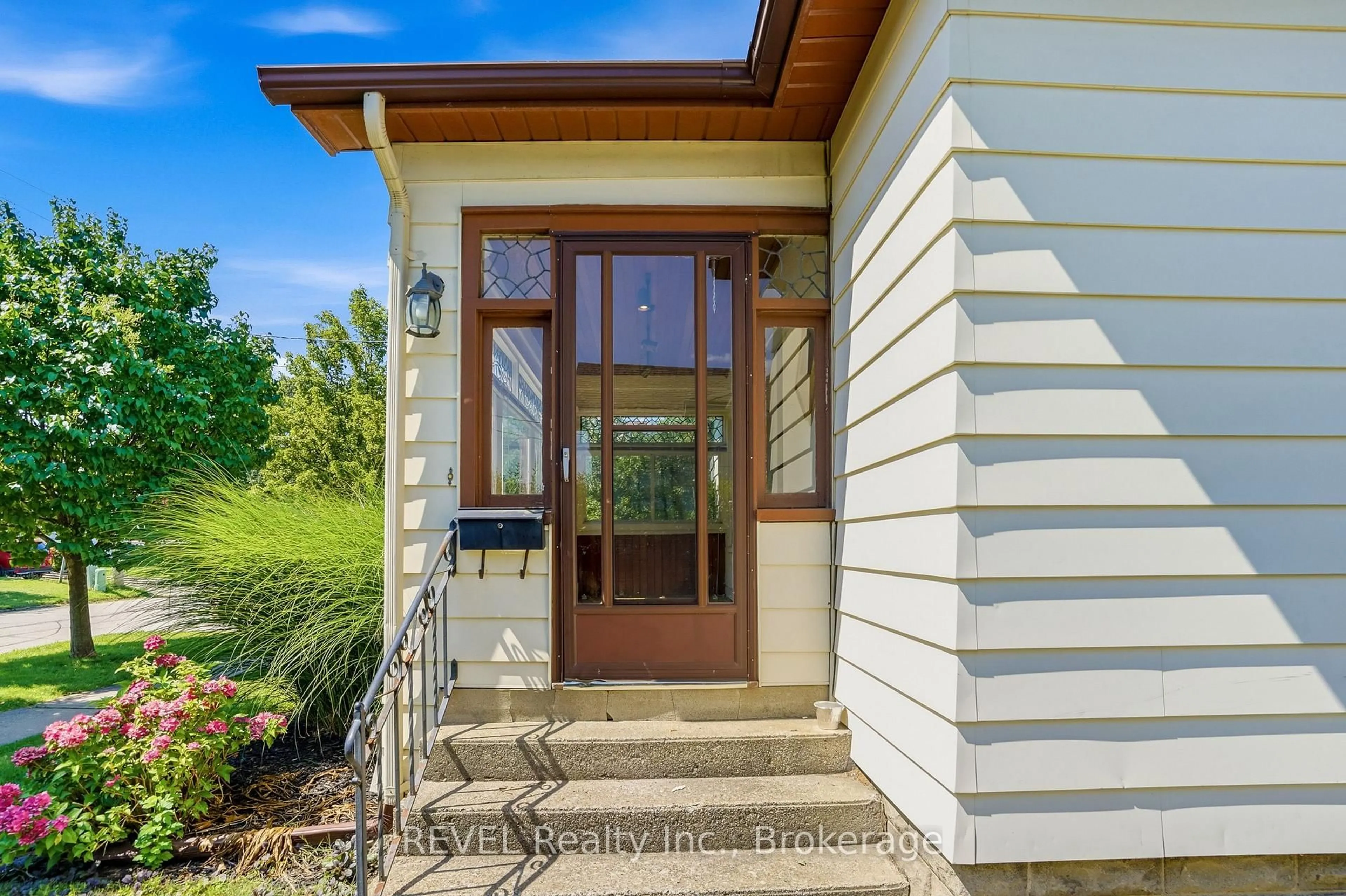 Indoor entryway for 66 Permilla St, St. Catharines Ontario L2S 2G3