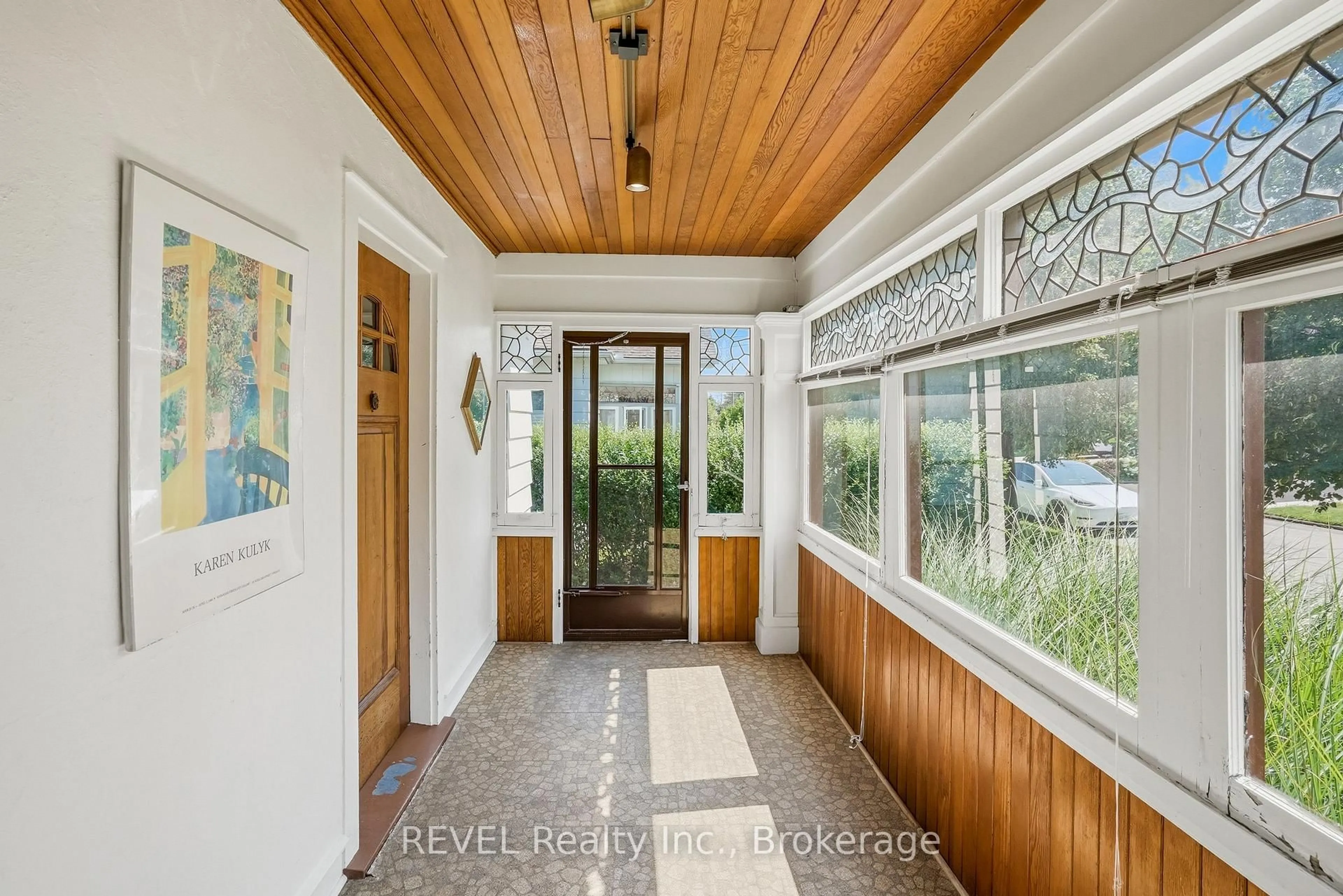 Indoor entryway for 66 Permilla St, St. Catharines Ontario L2S 2G3