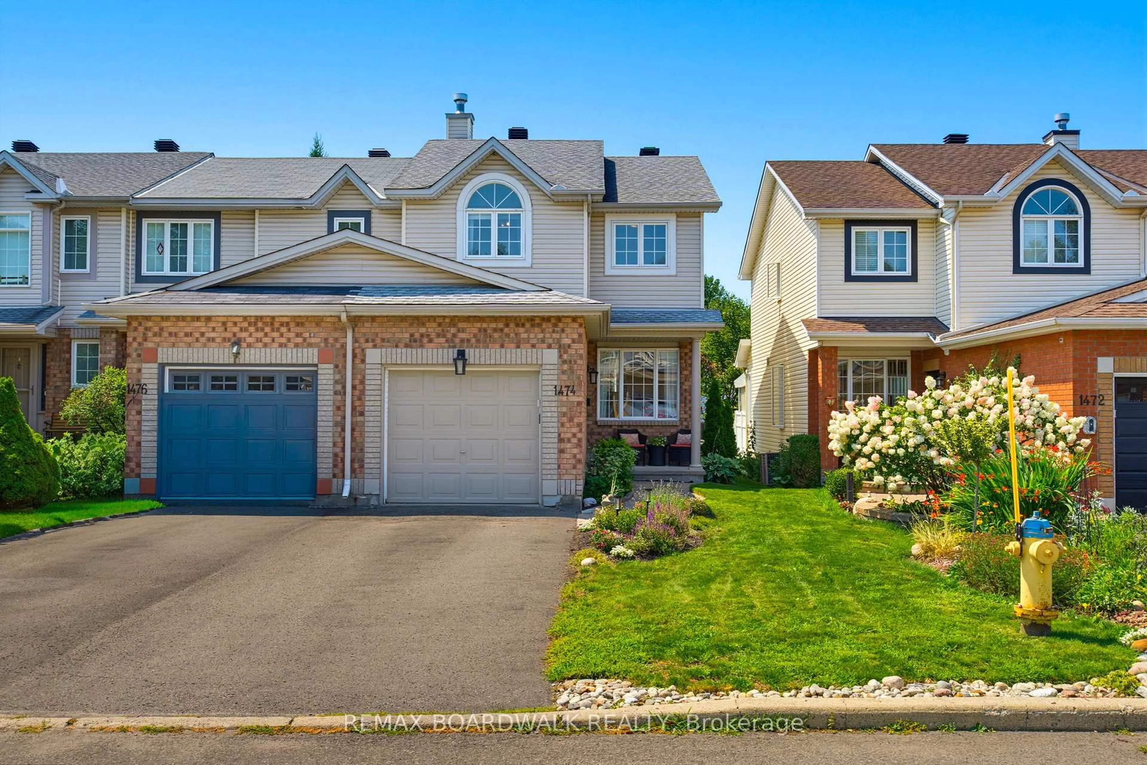A pic from outside/outdoor area/front of a property/back of a property/a pic from drone, street for 1474 Bonneville Cres, Ottawa Ontario K1C 7N1