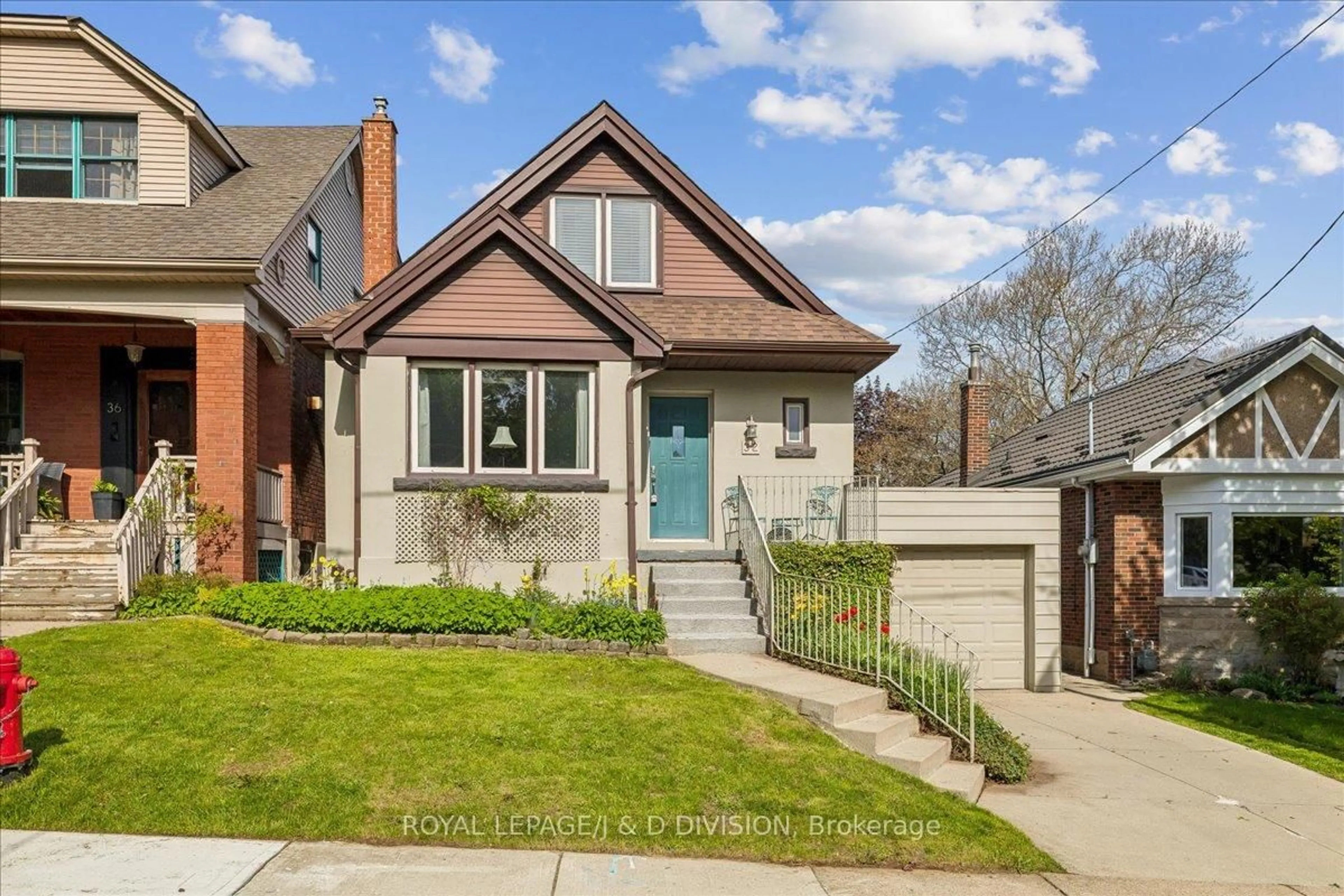 Home with brick exterior material, street for 32 Miles Crt, Hamilton Ontario L8P 4G6