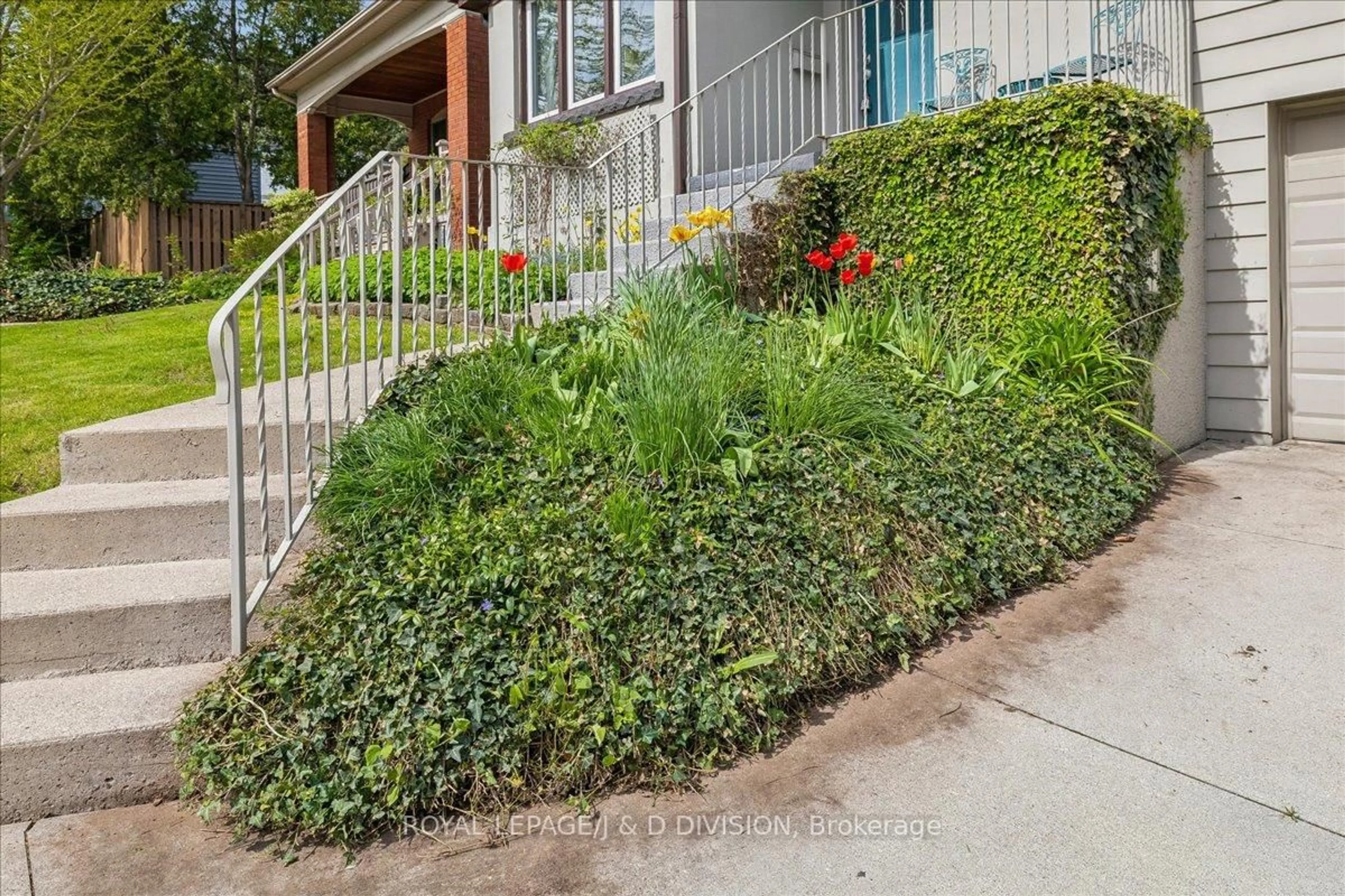 Patio, street for 32 Miles Crt, Hamilton Ontario L8P 4G6
