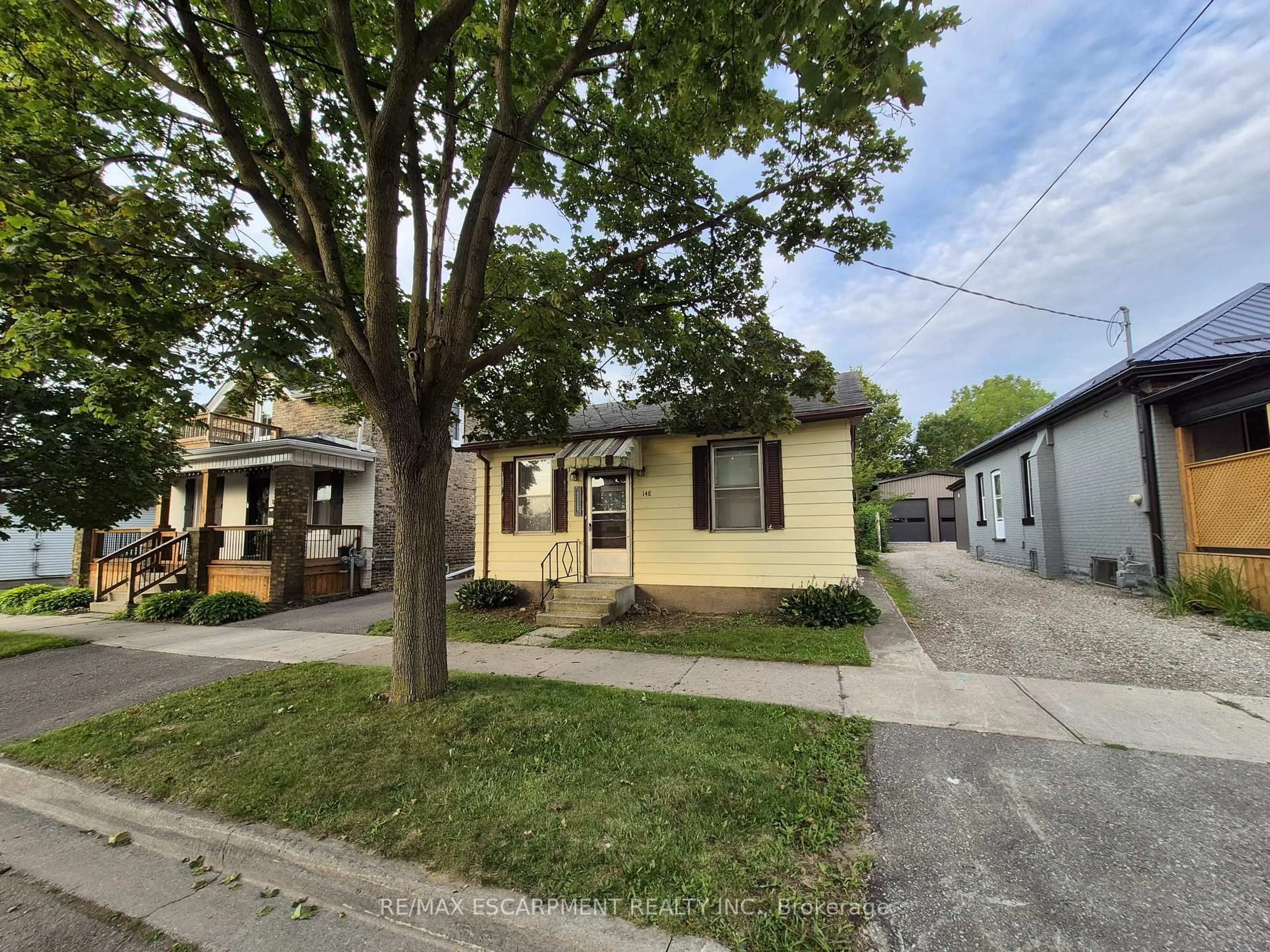A pic from outside/outdoor area/front of a property/back of a property/a pic from drone, street for 148 Pearl St, Brantford Ontario N3T 3P4