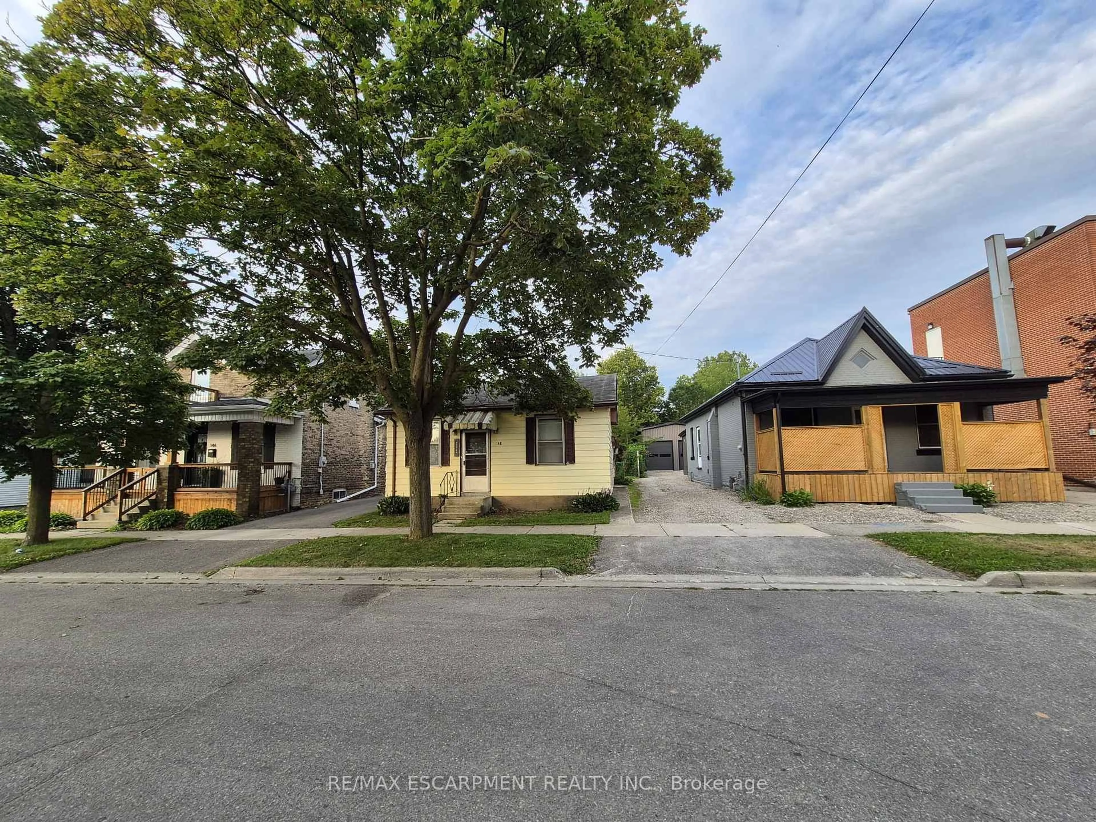 A pic from outside/outdoor area/front of a property/back of a property/a pic from drone, street for 148 Pearl St, Brantford Ontario N3T 3P4