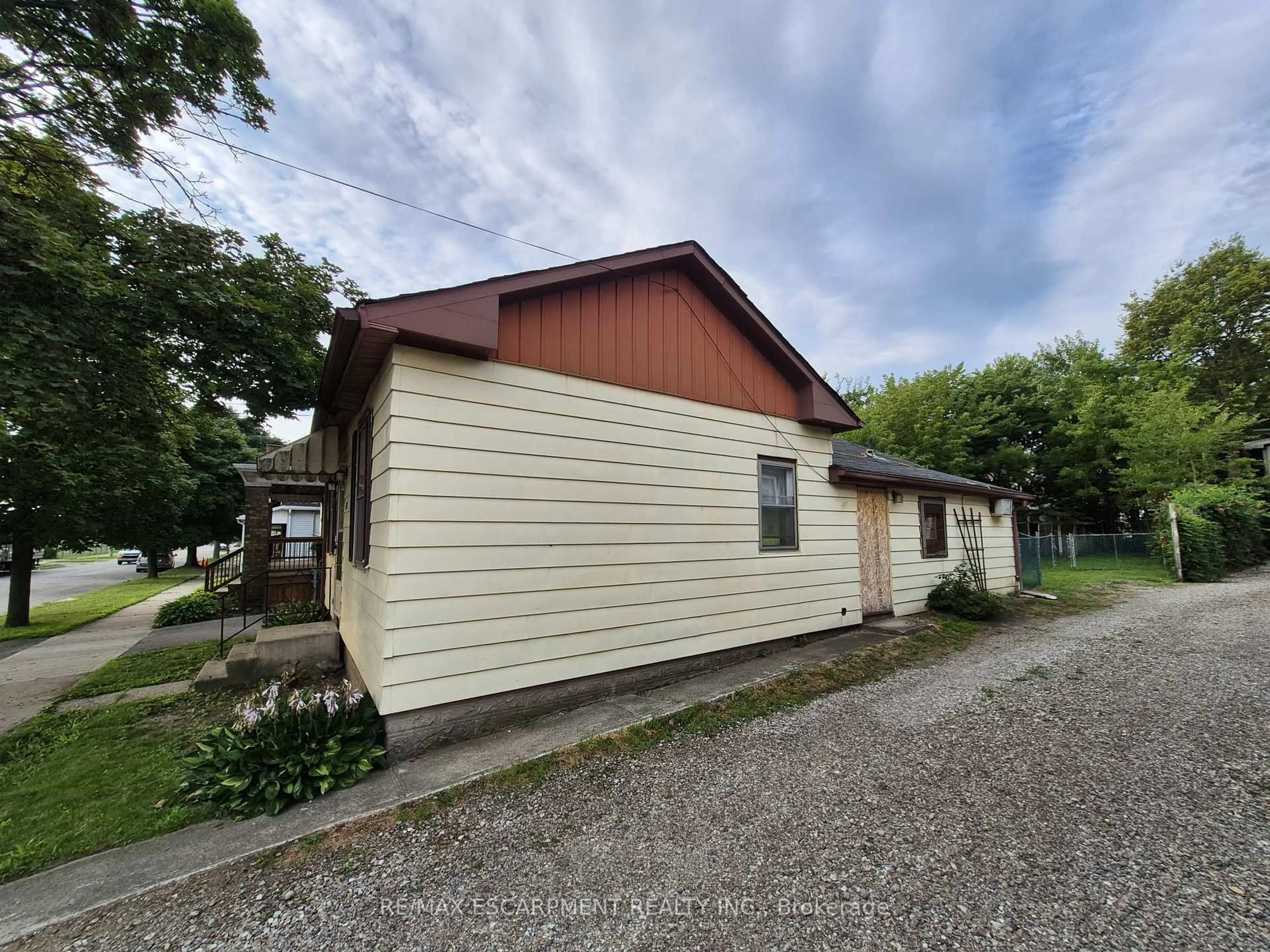 Shed for 148 Pearl St, Brantford Ontario N3T 3P4