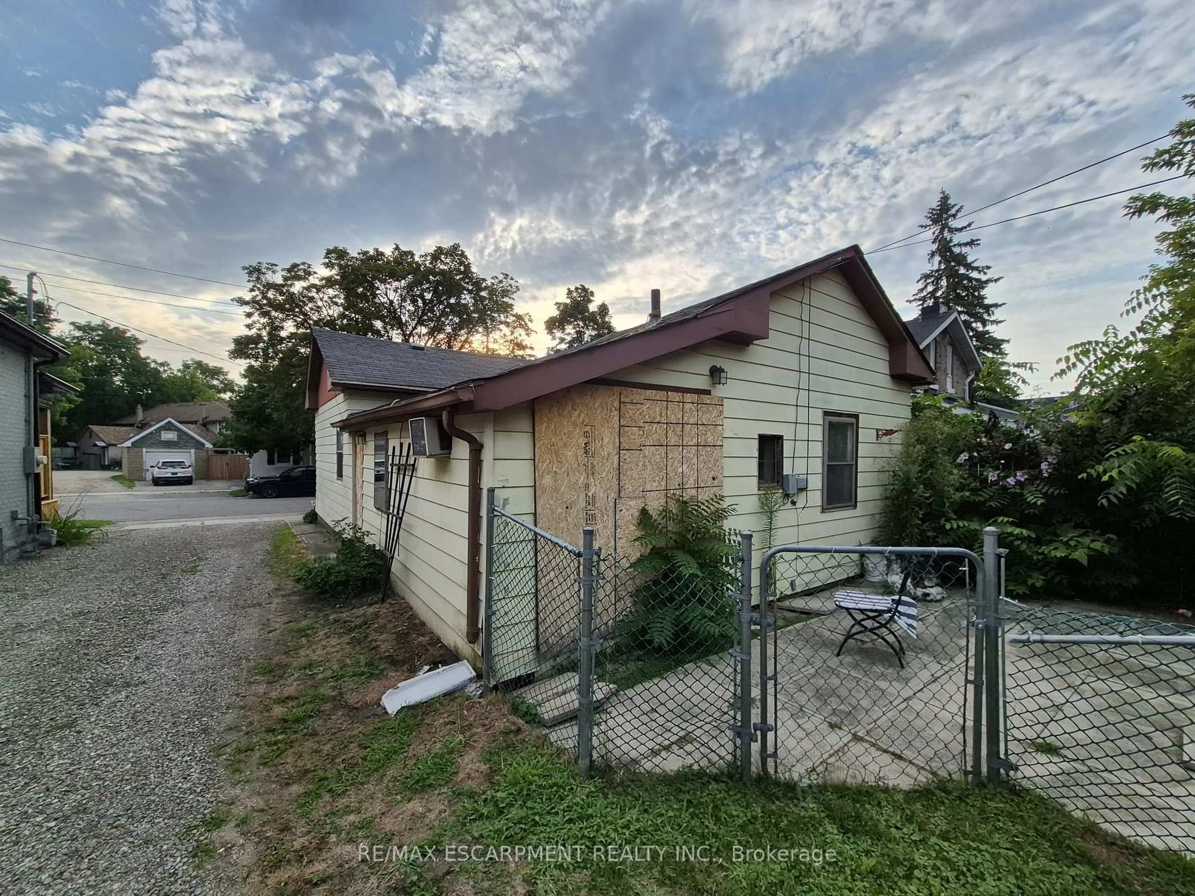 A pic from outside/outdoor area/front of a property/back of a property/a pic from drone, unknown for 148 Pearl St, Brantford Ontario N3T 3P4