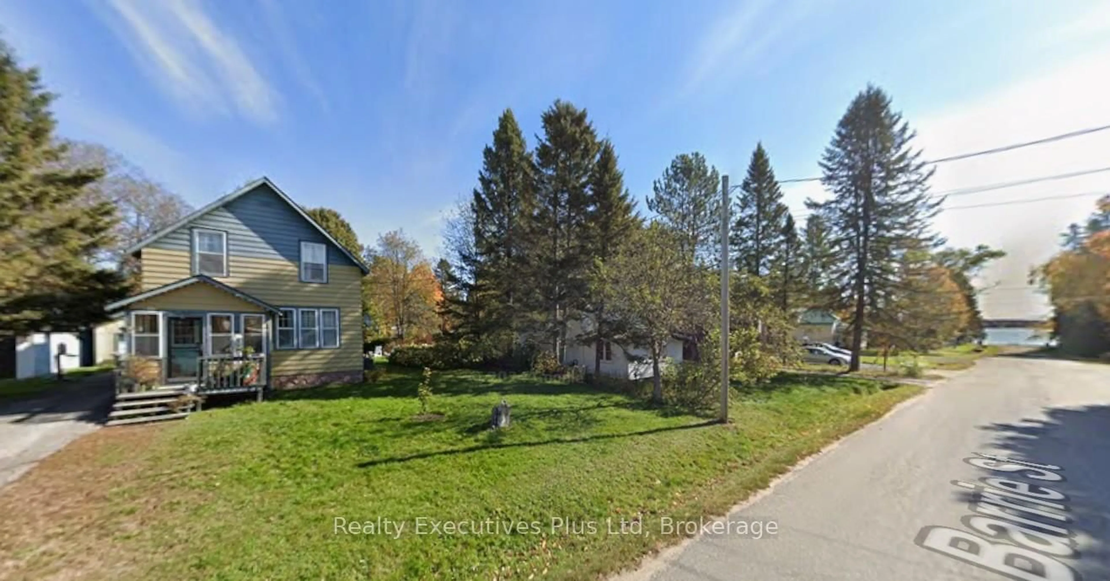 A pic from outside/outdoor area/front of a property/back of a property/a pic from drone, unknown for 15 Barrie St, Sundridge Ontario P0A 1Z0