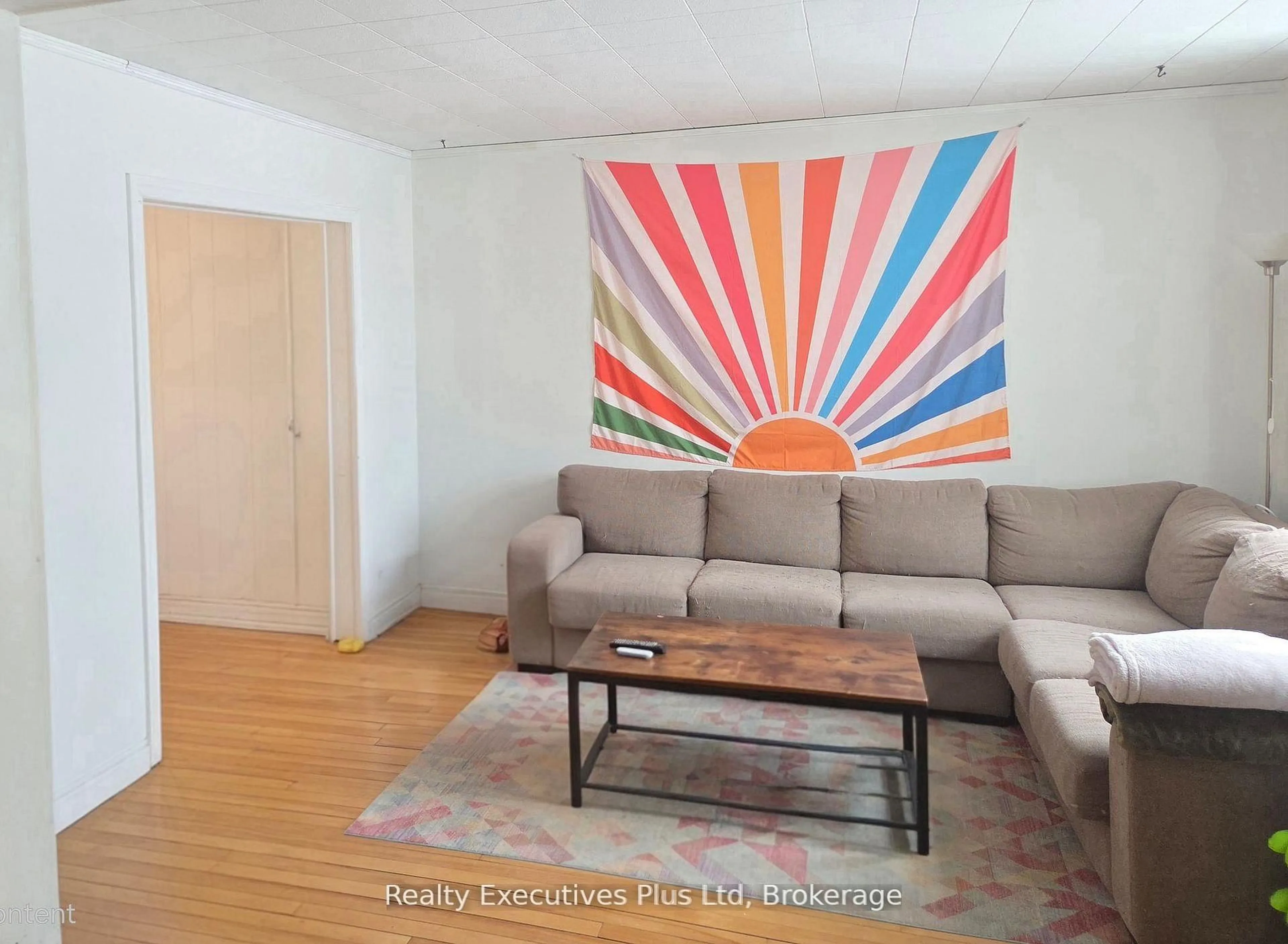Living room with furniture, wood/laminate floor for 15 Barrie St, Sundridge Ontario P0A 1Z0