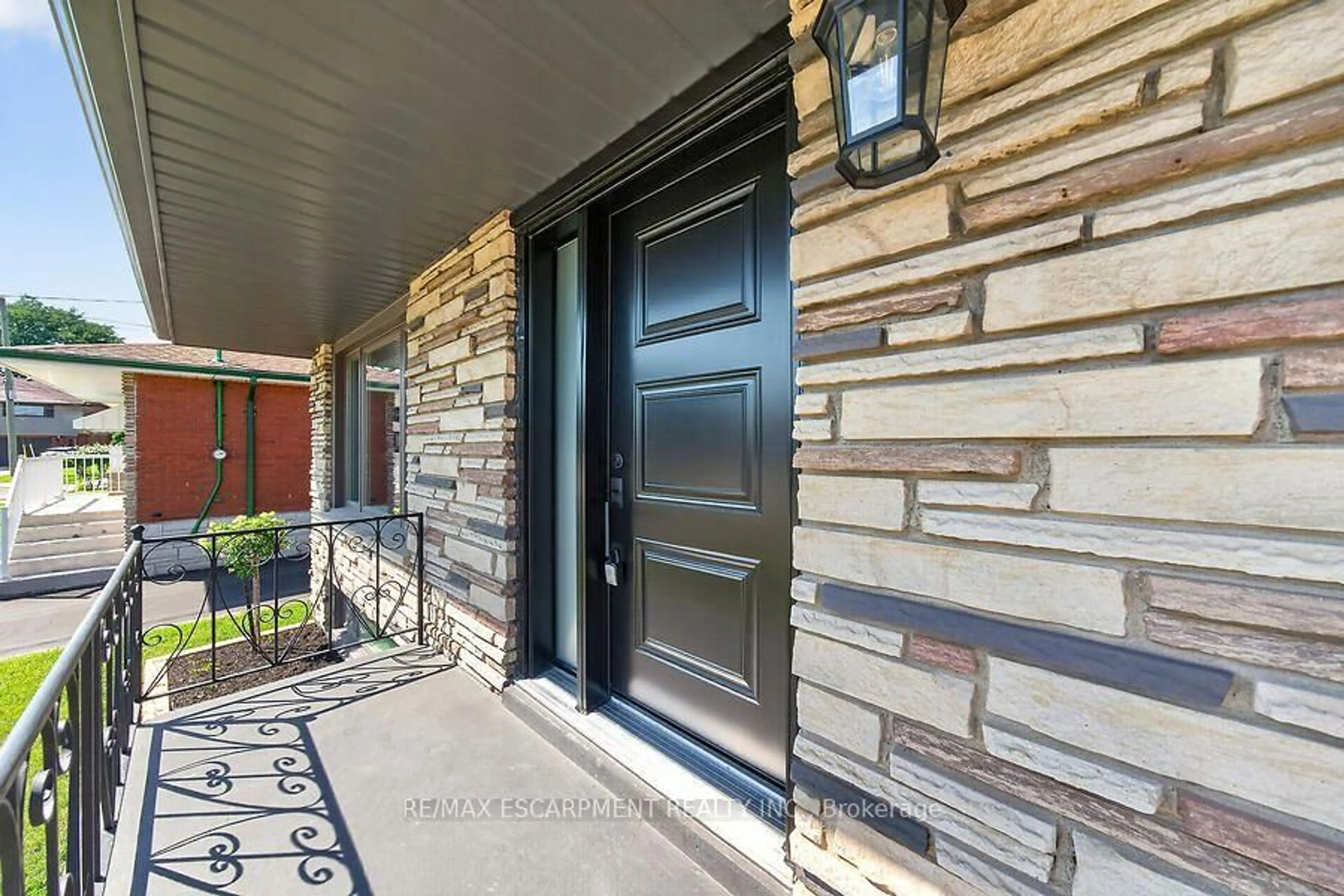 Indoor entryway for 26 PARKLANDS Dr, Hamilton Ontario L8K 4W7