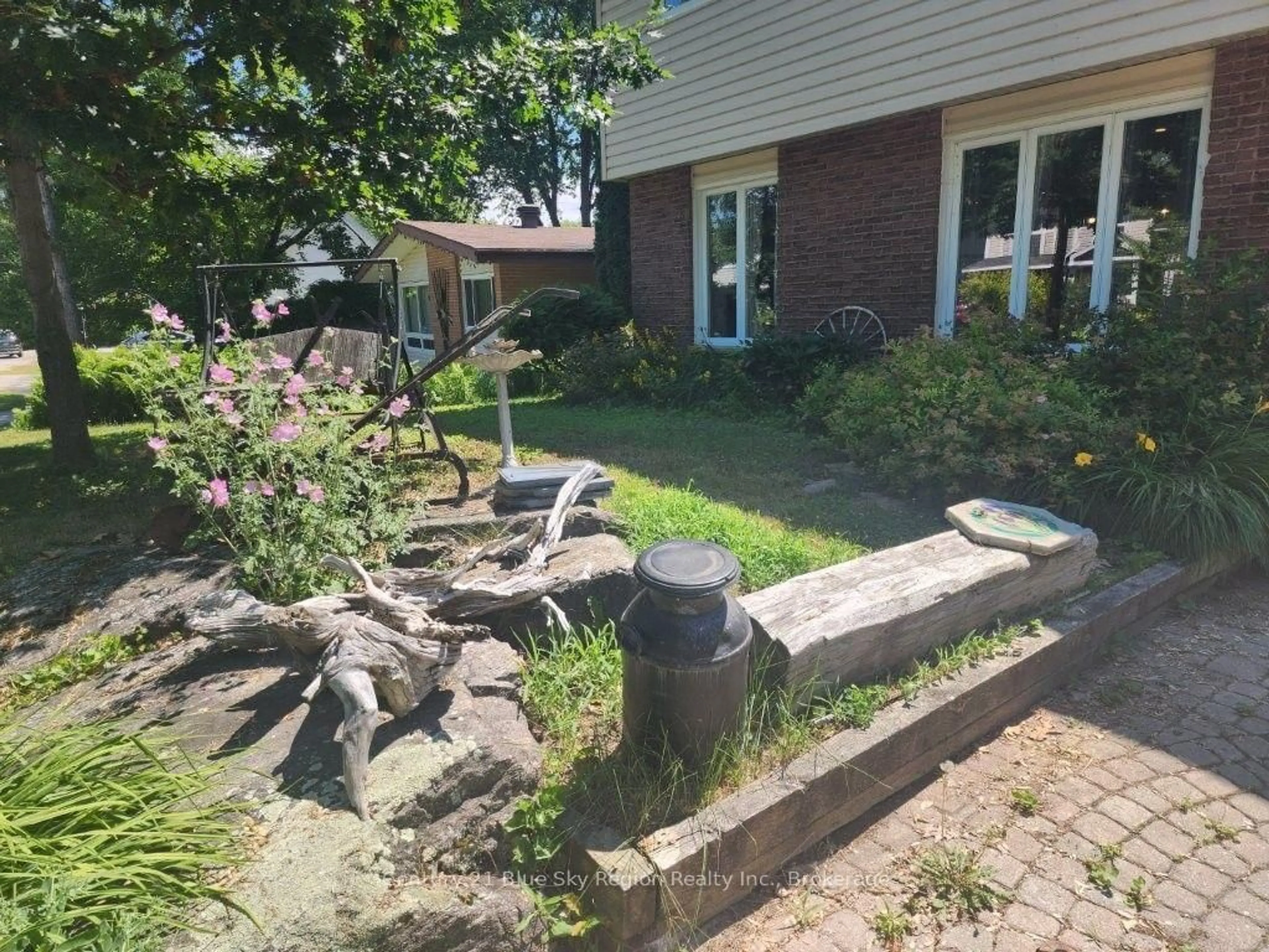 A pic from outside/outdoor area/front of a property/back of a property/a pic from drone, street for 14 Birch St, North Bay Ontario P1A 1R8