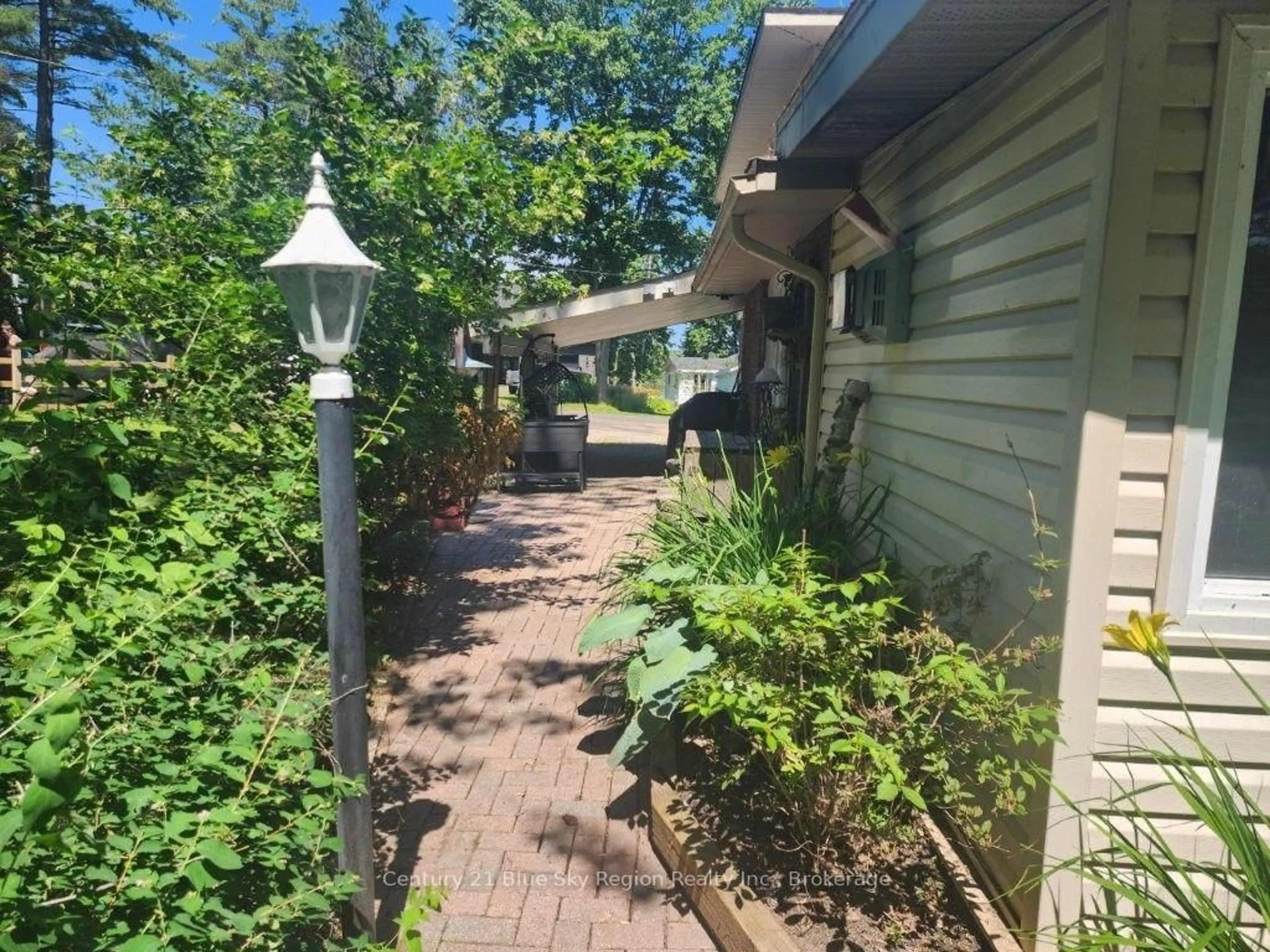 A pic from outside/outdoor area/front of a property/back of a property/a pic from drone, street for 14 Birch St, North Bay Ontario P1A 1R8