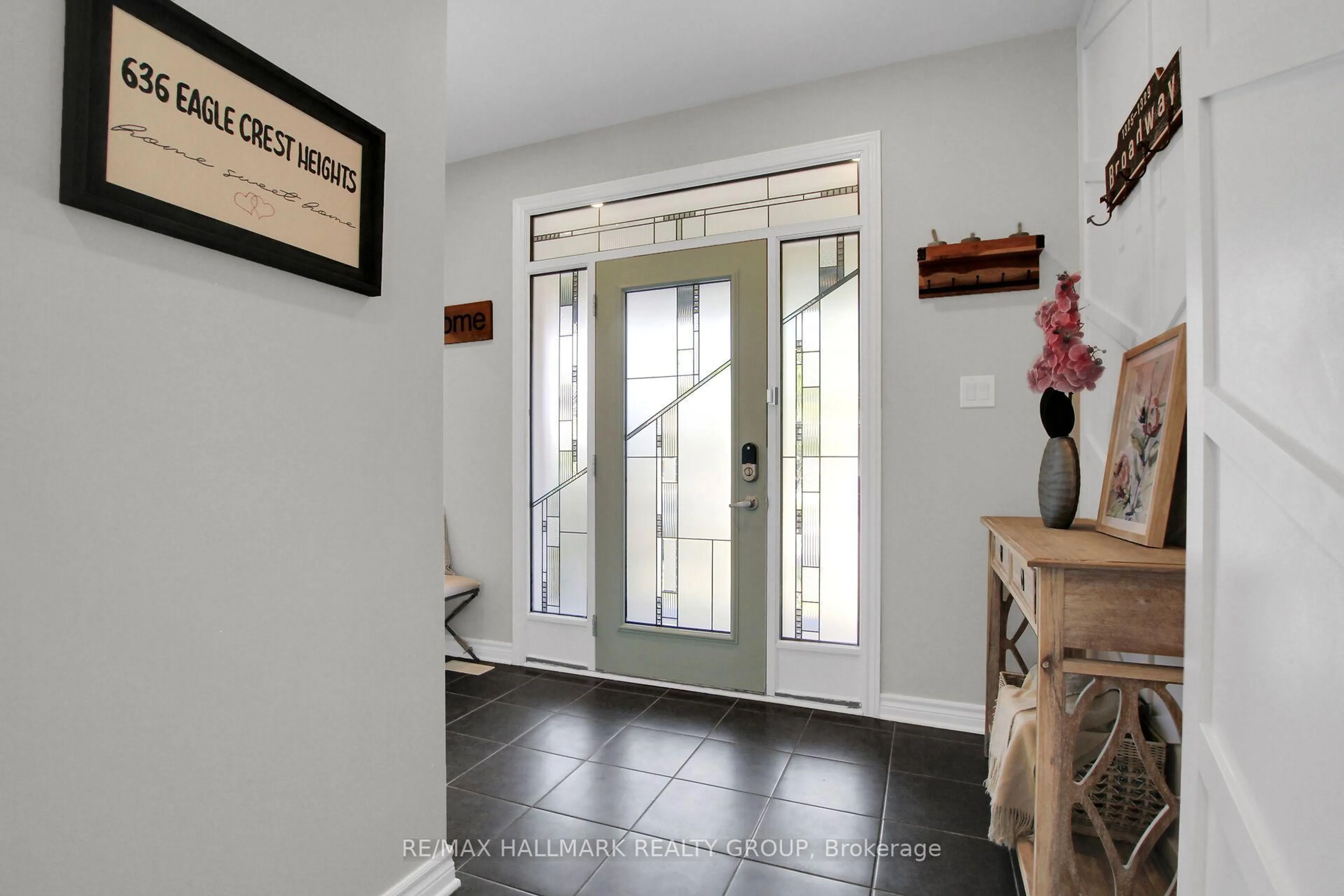 Indoor entryway for 636 Eagle Crest Hts, Ottawa Ontario K2S 1G1