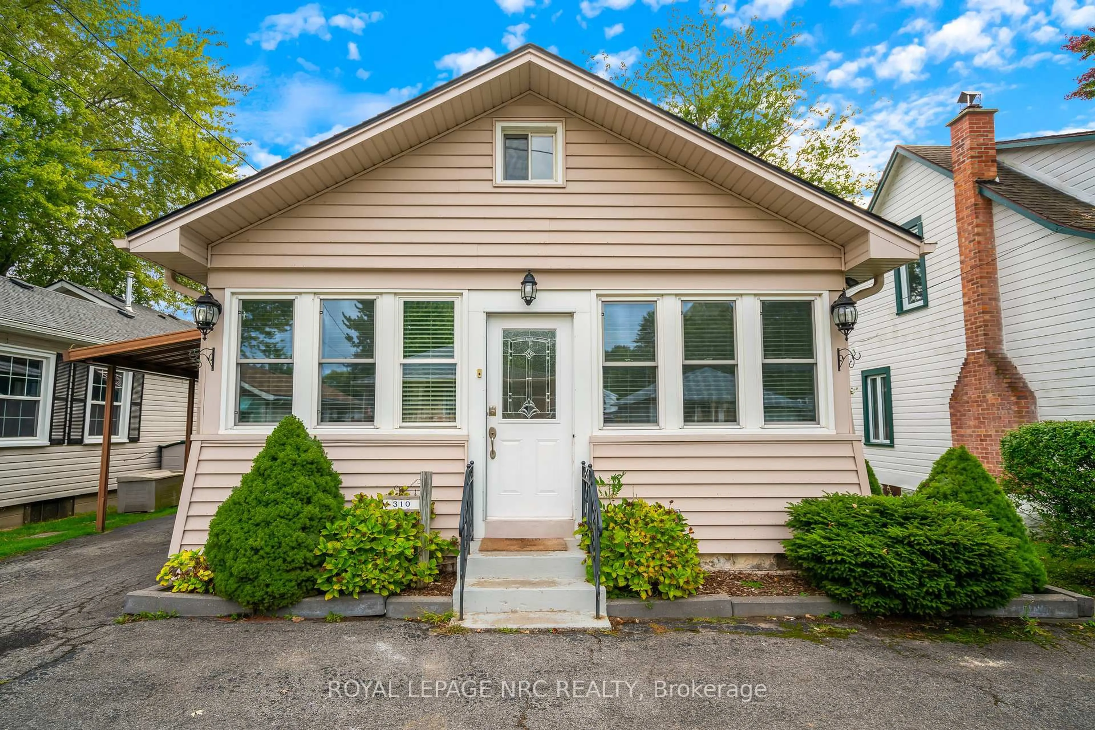 Home with vinyl exterior material, street for 310 Eastwood Ave, Fort Erie Ontario L0S 1B0