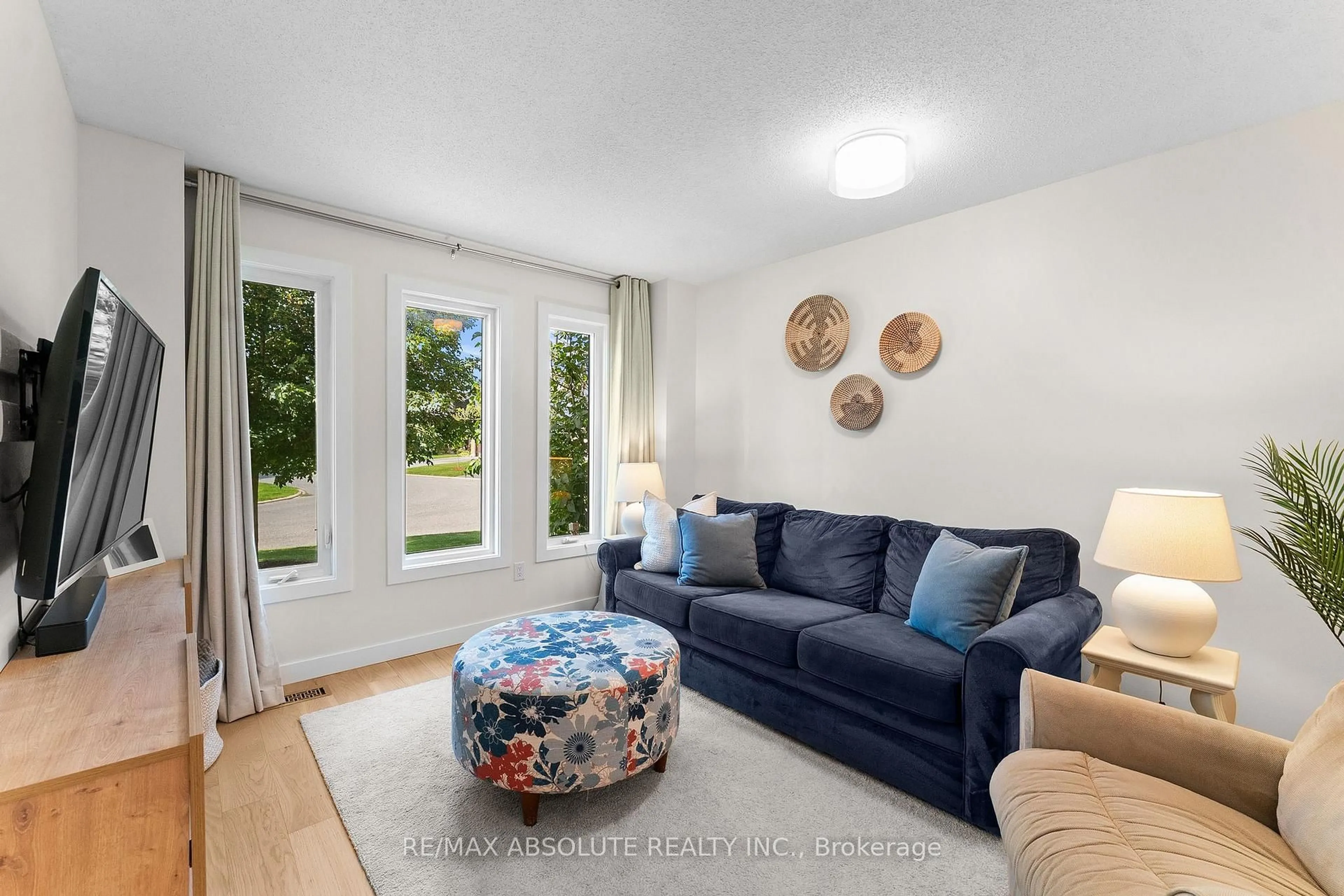 Living room with furniture, unknown for 32 Greer St, Ottawa Ontario K2S 1H7