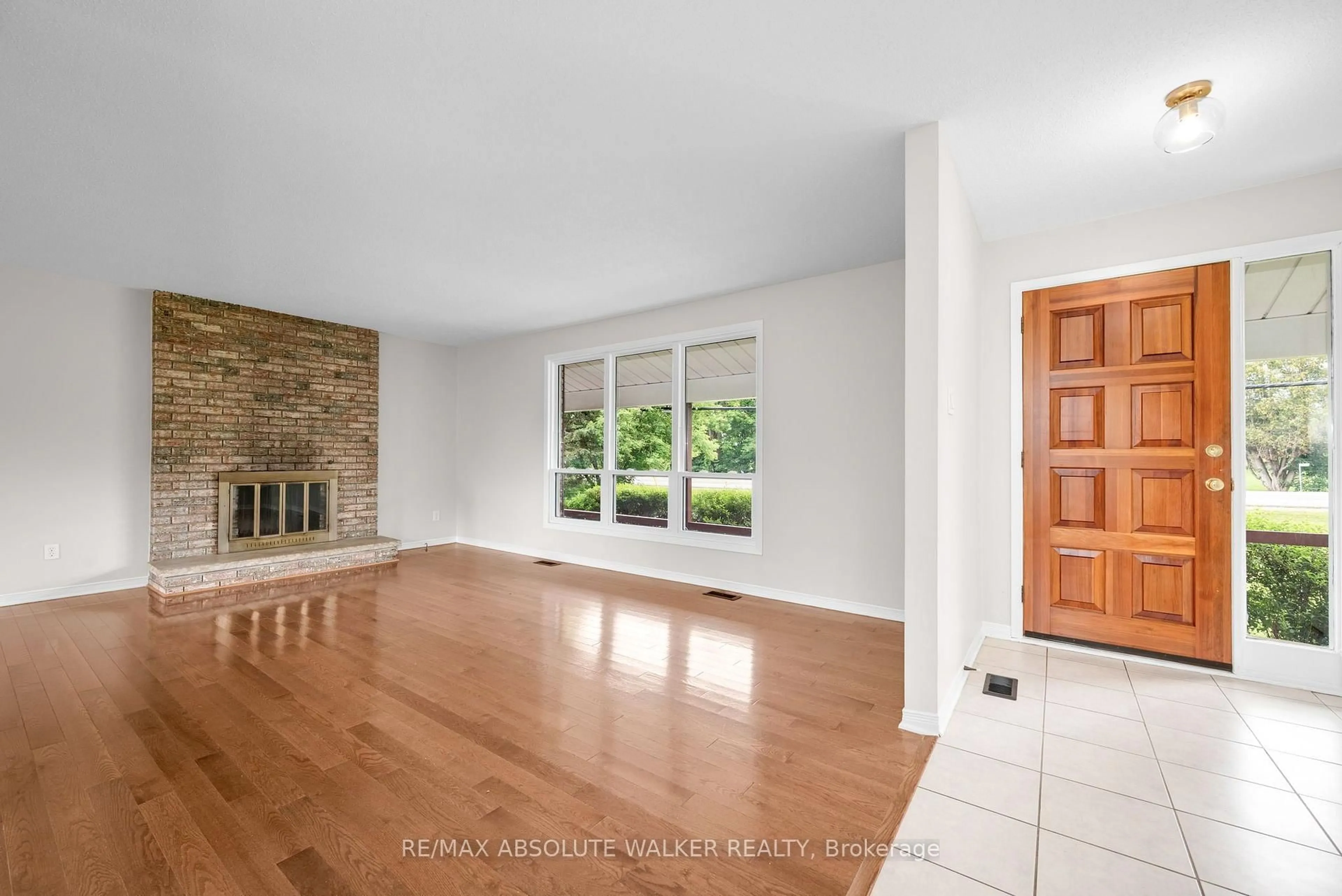 Indoor entryway for 1447 Stagecoach Rd, Greely Ontario K4P 1G4