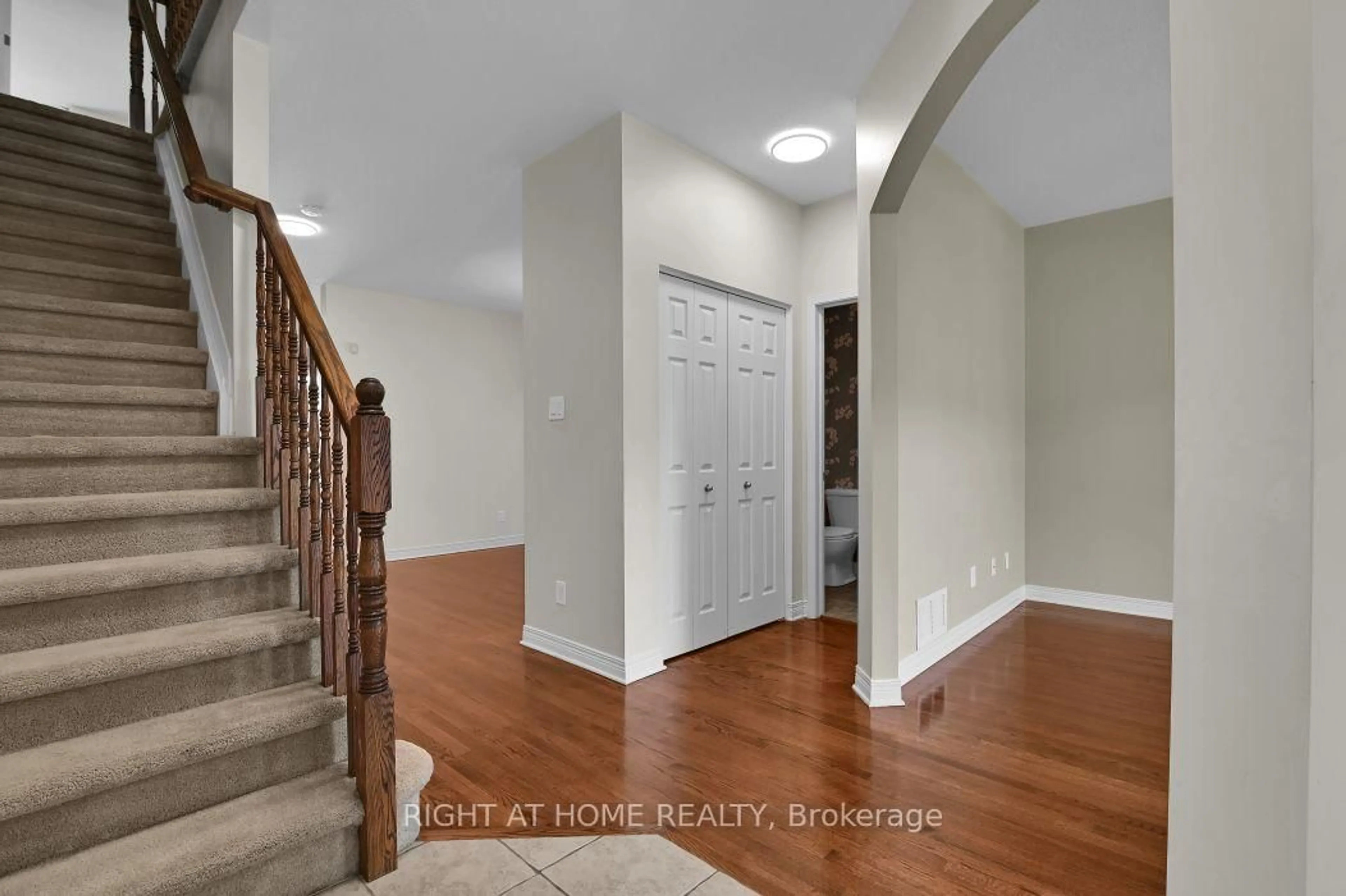 Indoor entryway for 196 Lamplighters Dr, Ottawa Ontario K2J 0K9