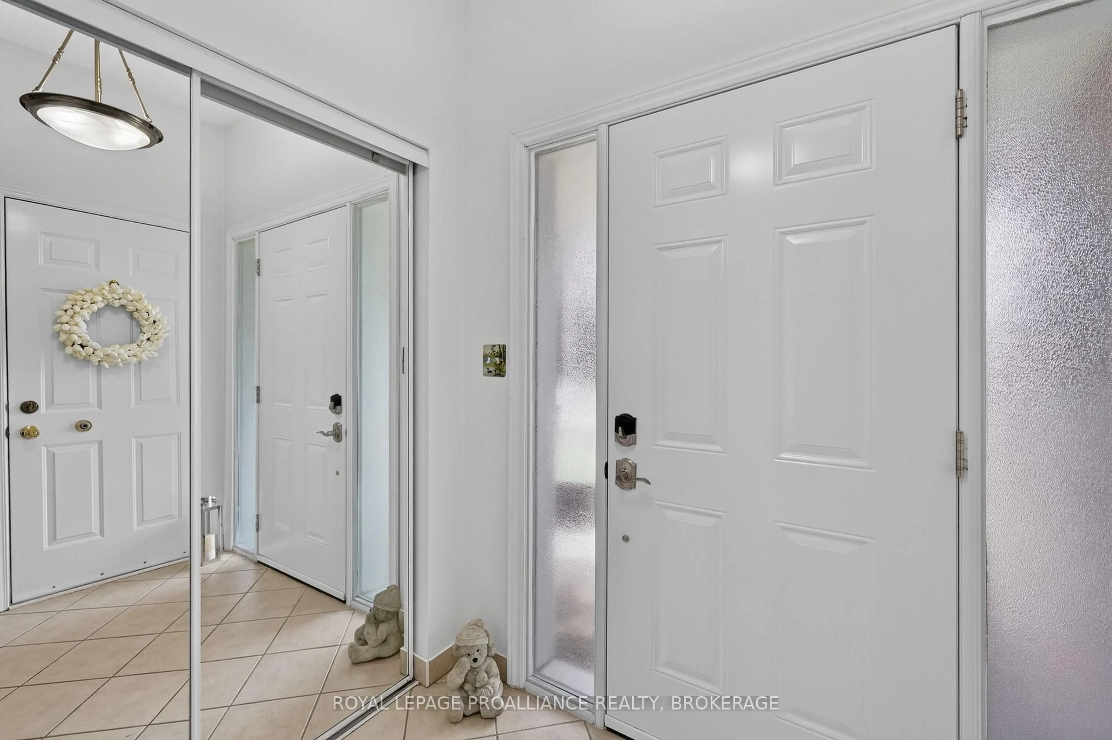 Indoor entryway for 393 Malabar Dr, Kingston Ontario K7M 8X1