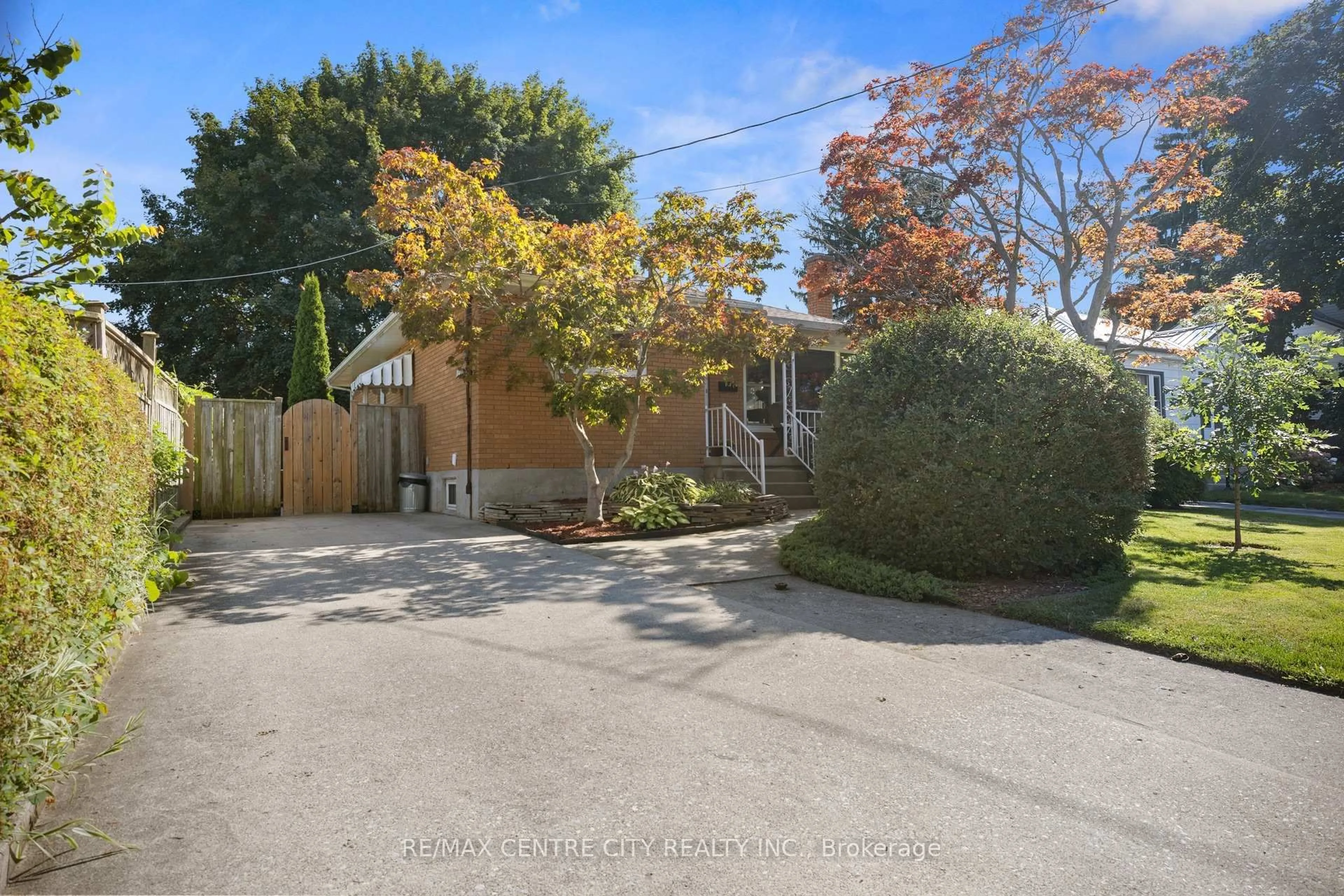 A pic from outside/outdoor area/front of a property/back of a property/a pic from drone, street for 21 Spruce St, St. Thomas Ontario N5R 1N4
