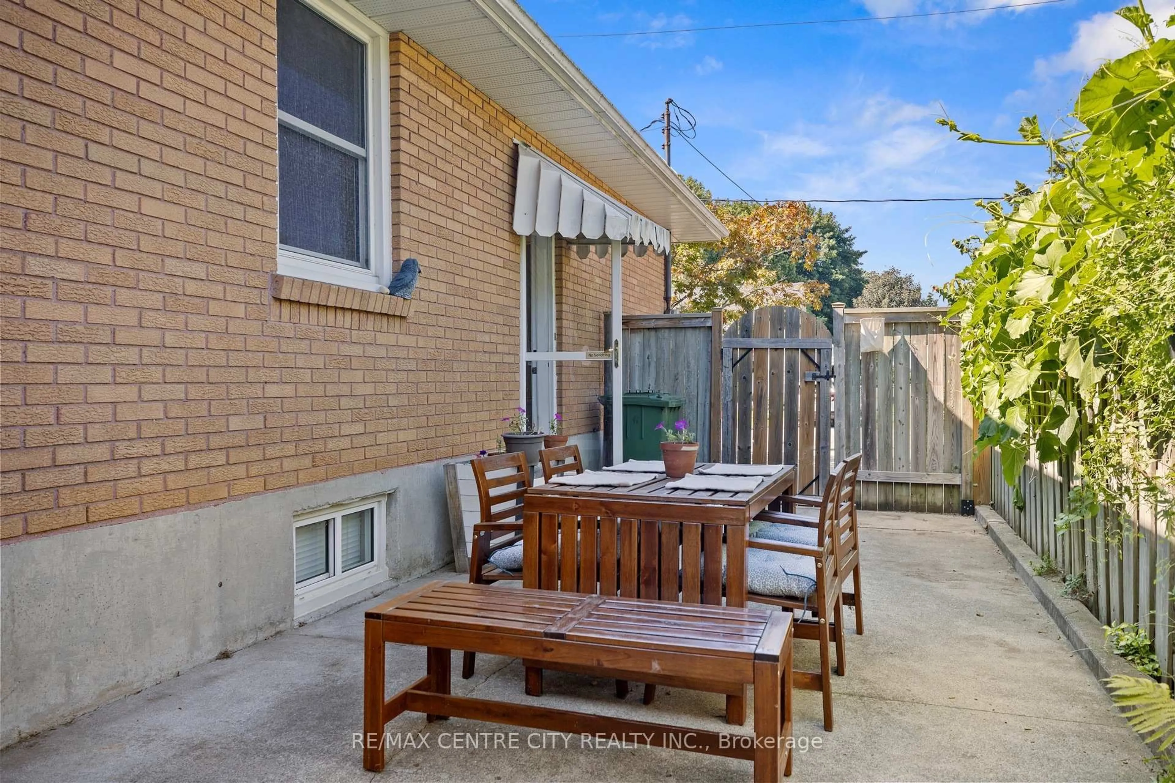 Patio, street for 21 Spruce St, St. Thomas Ontario N5R 1N4