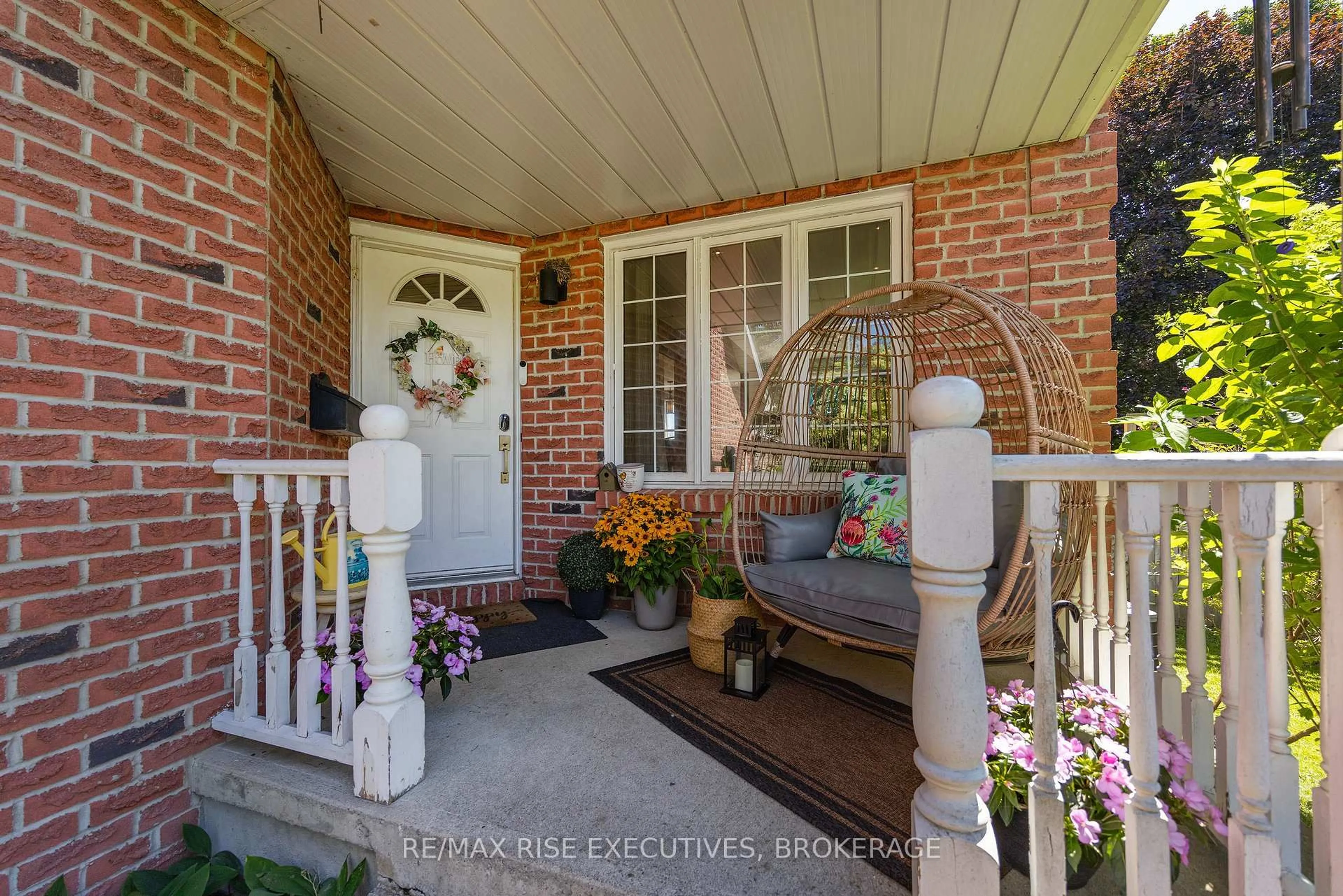 Indoor entryway for 1061 Lombardy St, Kingston Ontario K7M 8M6