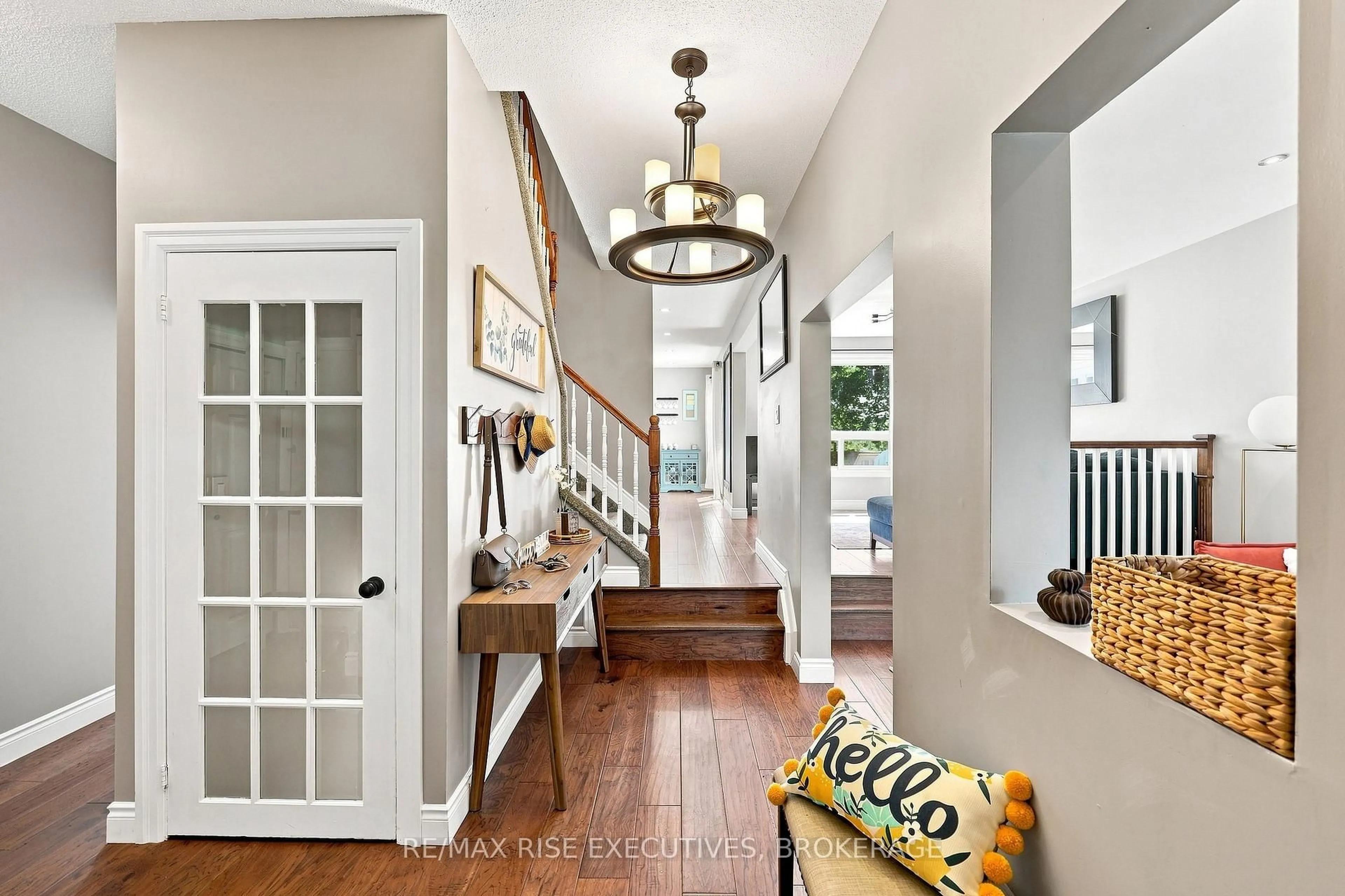 Indoor entryway for 1061 Lombardy St, Kingston Ontario K7M 8M6