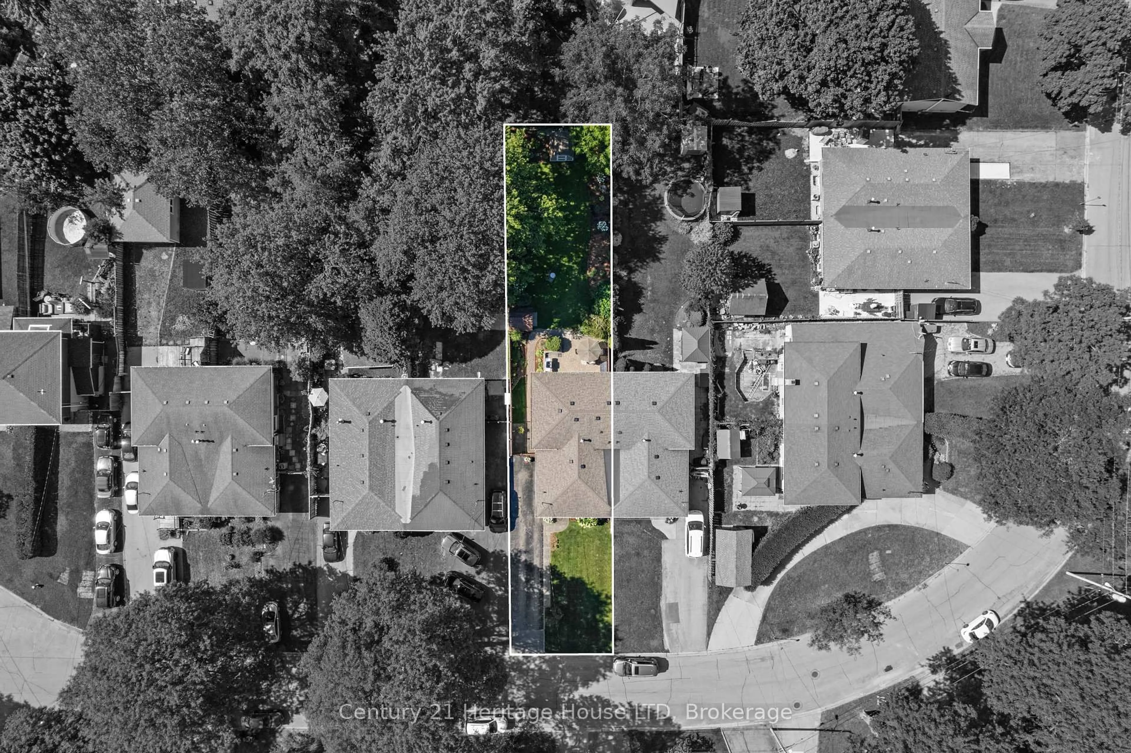 A pic from outside/outdoor area/front of a property/back of a property/a pic from drone, street for 20 Cypress St, St. Catharines Ontario L2N 4L9