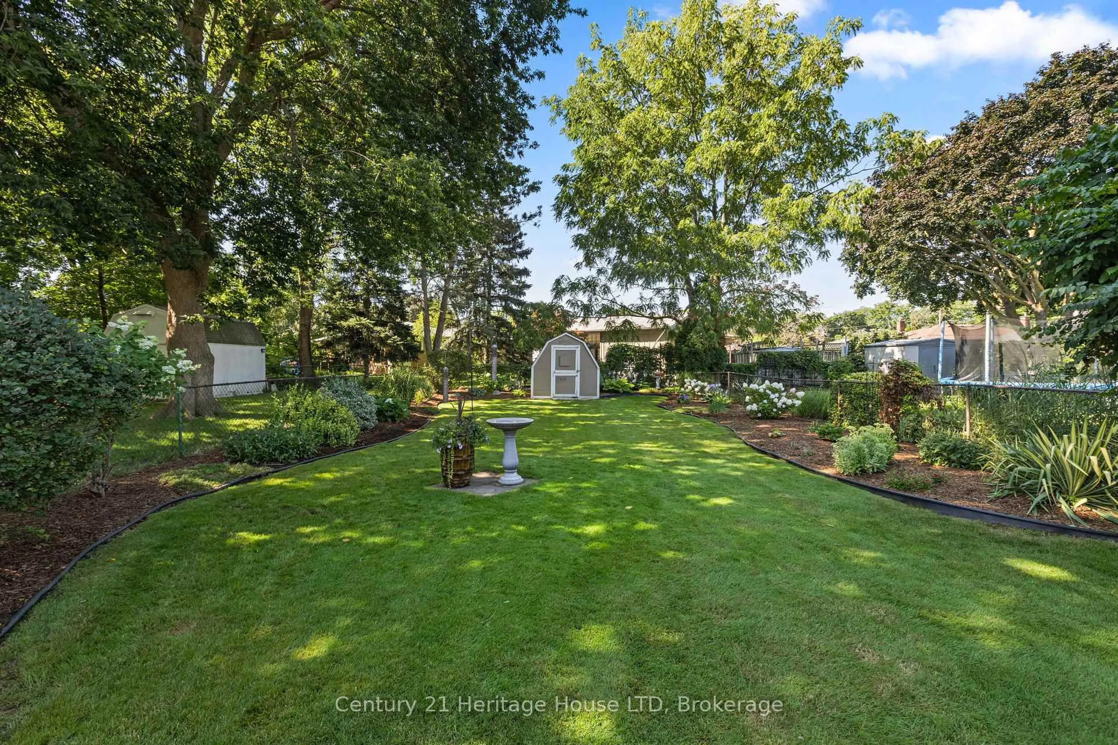 A pic from outside/outdoor area/front of a property/back of a property/a pic from drone, unknown for 20 Cypress St, St. Catharines Ontario L2N 4L9