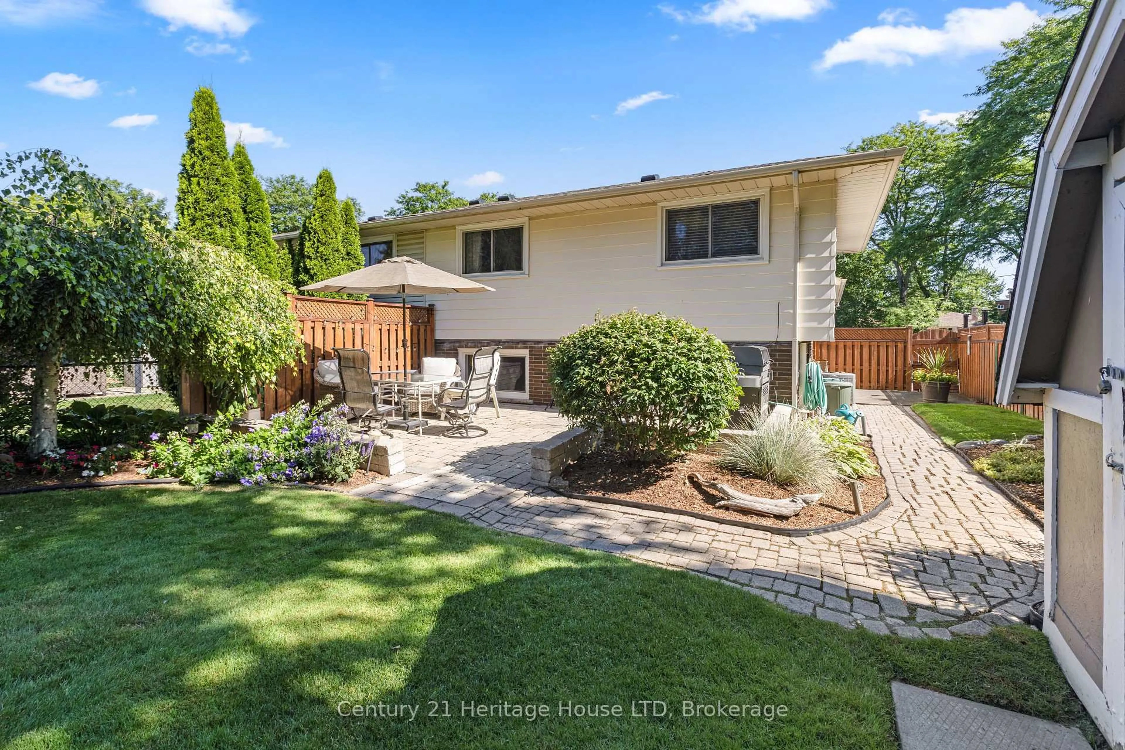 A pic from outside/outdoor area/front of a property/back of a property/a pic from drone, street for 20 Cypress St, St. Catharines Ontario L2N 4L9
