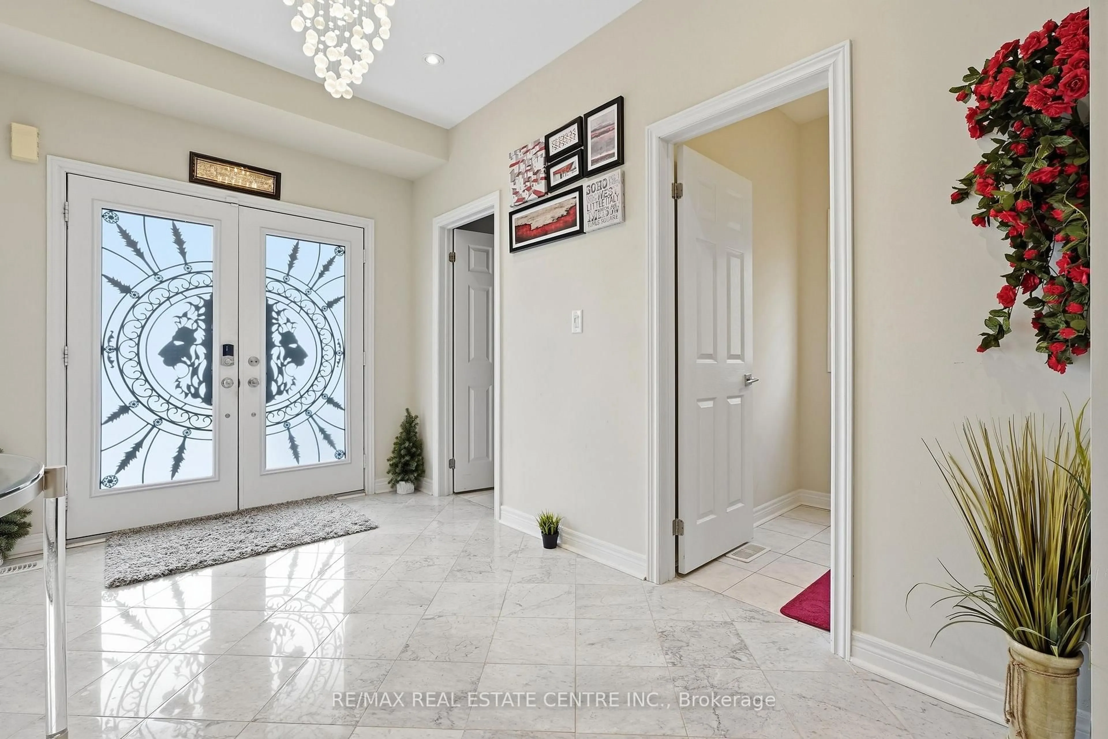 Indoor foyer for 135 Watermill St, Kitchener Ontario N2P 0G4