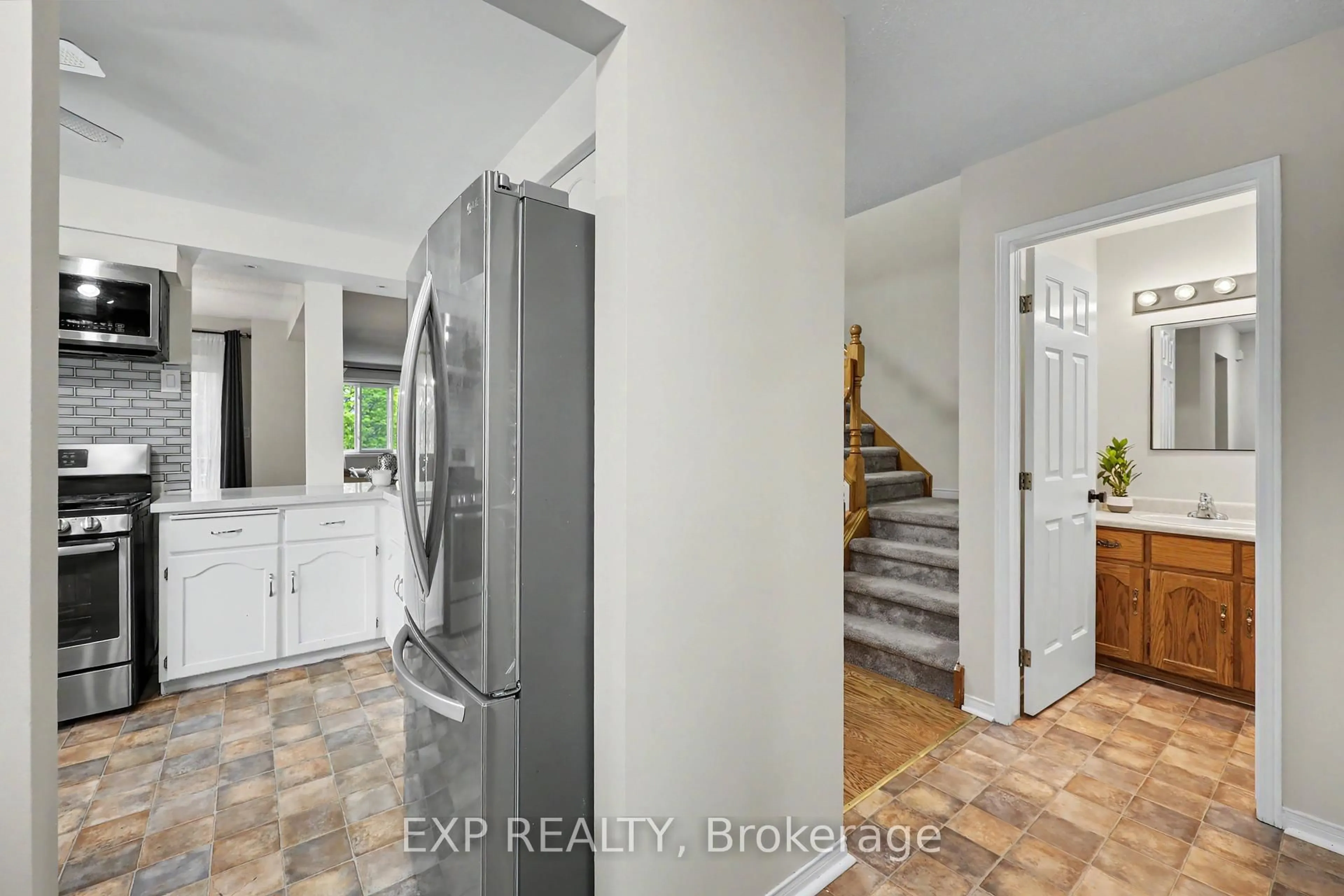 Indoor entryway for 38 Elora Dr #47, Hamilton Ontario L9C 7L6