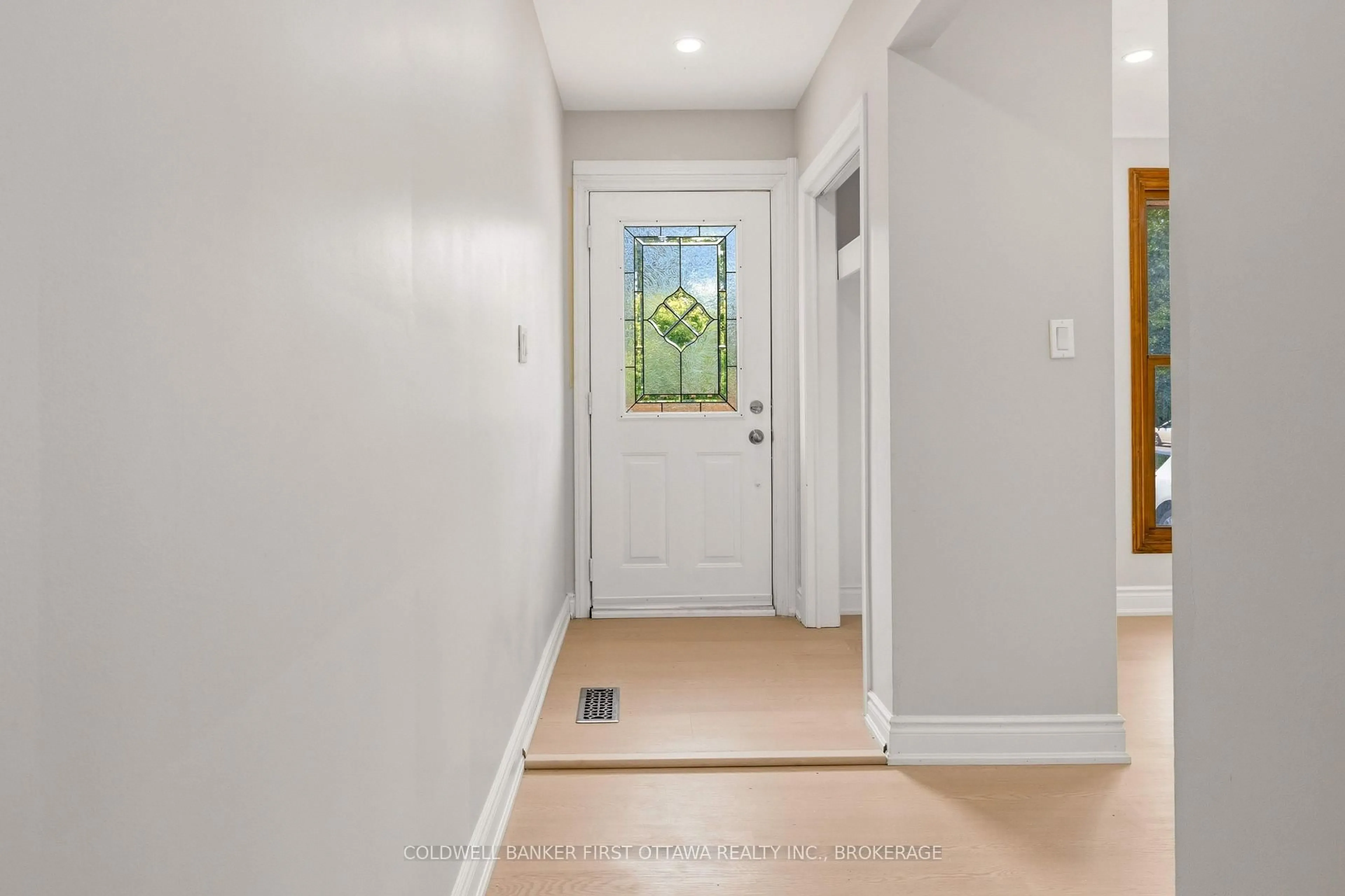 Indoor entryway for 110 Liddell Cres, Kingston Ontario K7M 2T6