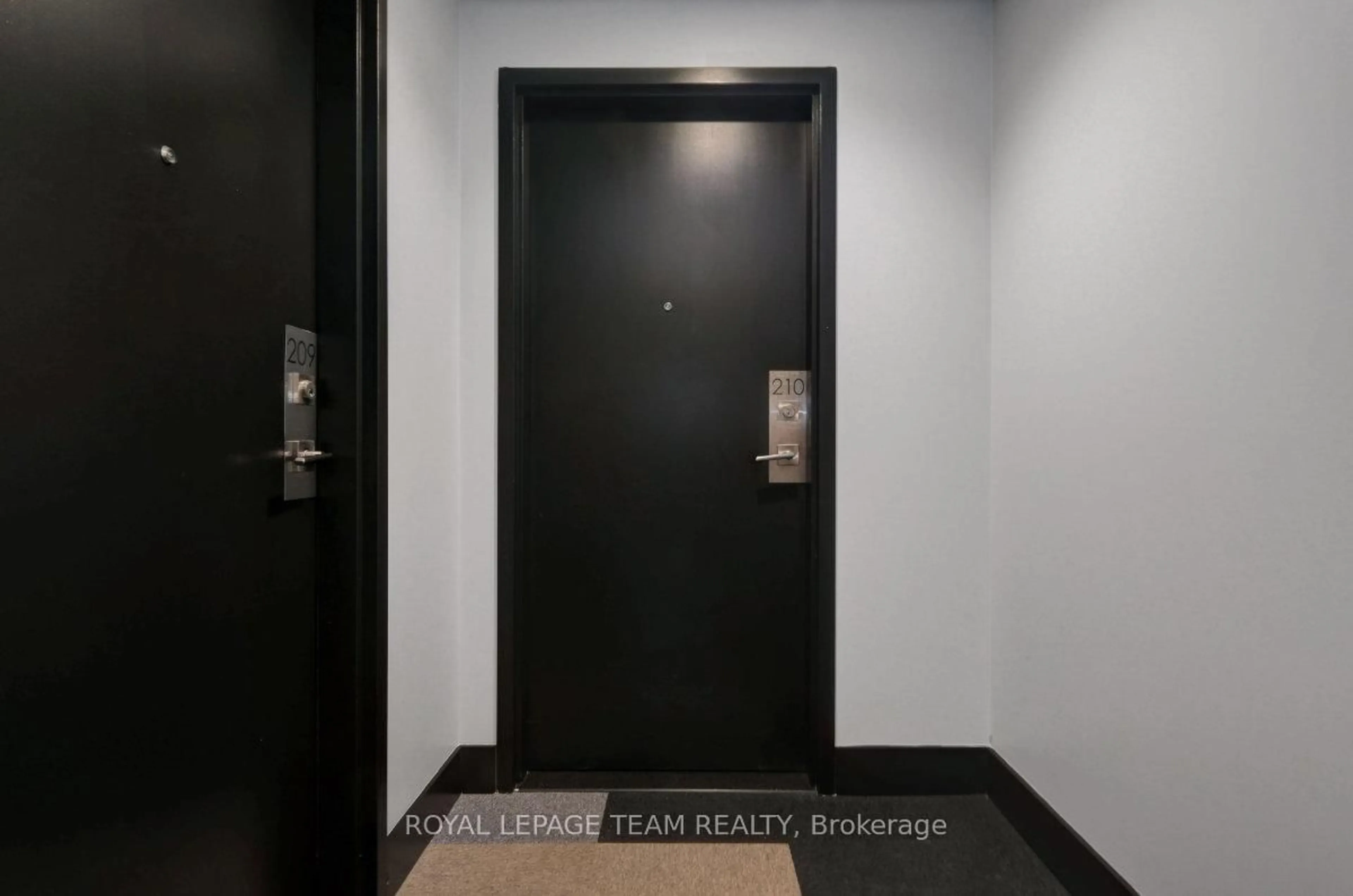 Indoor entryway for 1350 Hemlock Rd #210, Ottawa Ontario K1K 5C2