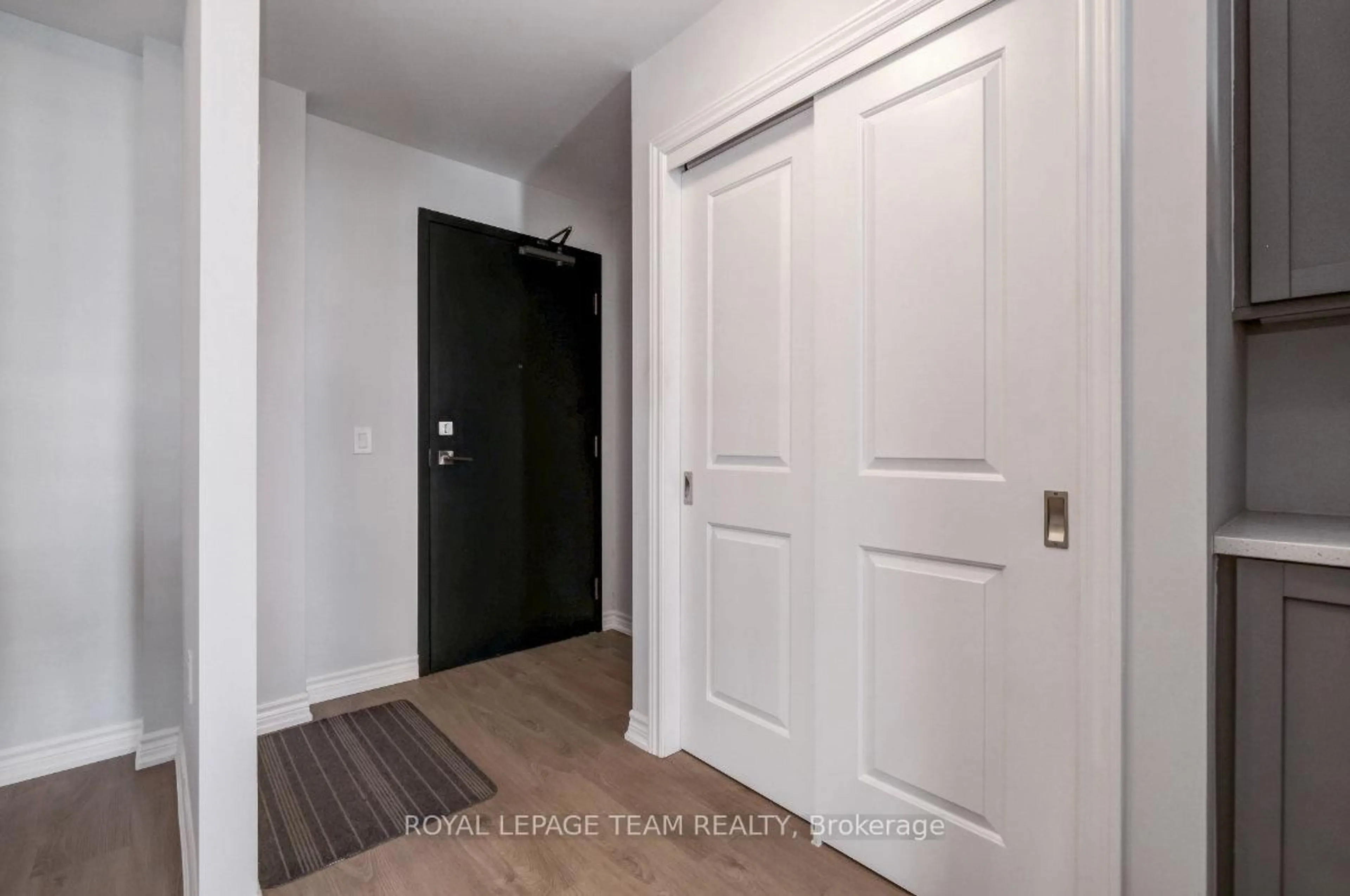 Indoor entryway for 1350 Hemlock Rd #210, Ottawa Ontario K1K 5C2