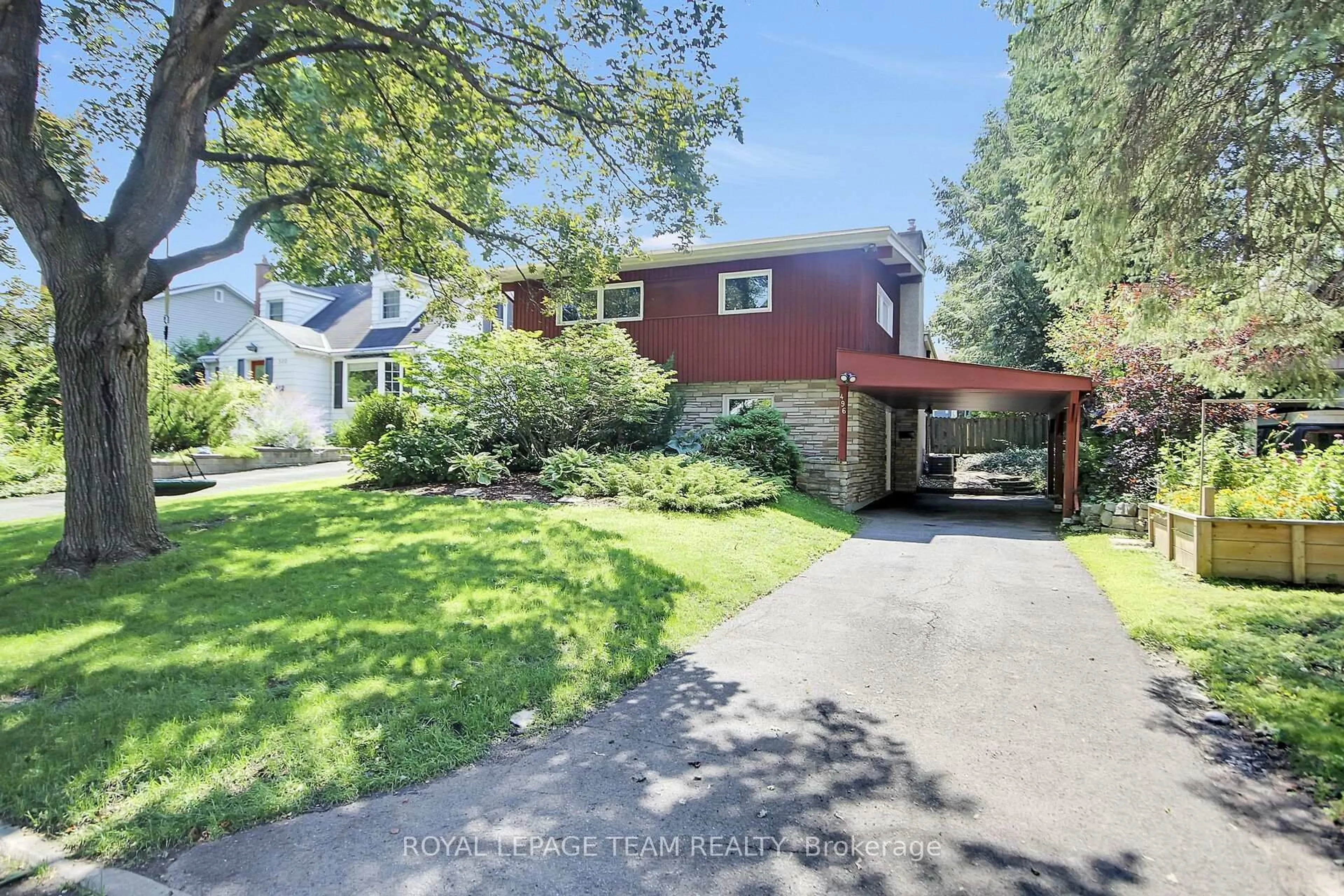 A pic from outside/outdoor area/front of a property/back of a property/a pic from drone, street for 496 Bloor Ave, Ottawa Ontario K1G 0V3