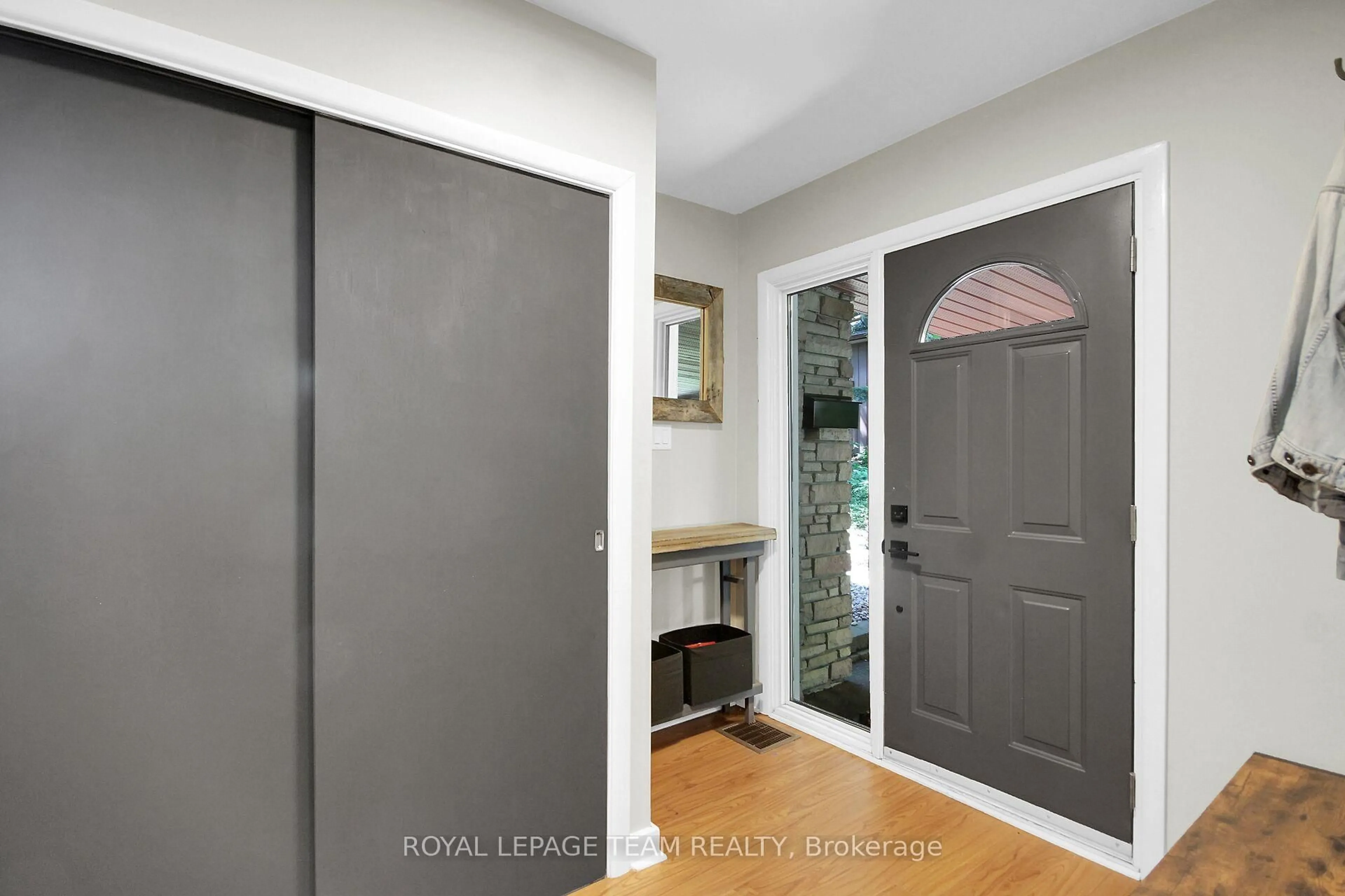 Indoor entryway for 496 Bloor Ave, Ottawa Ontario K1G 0V3